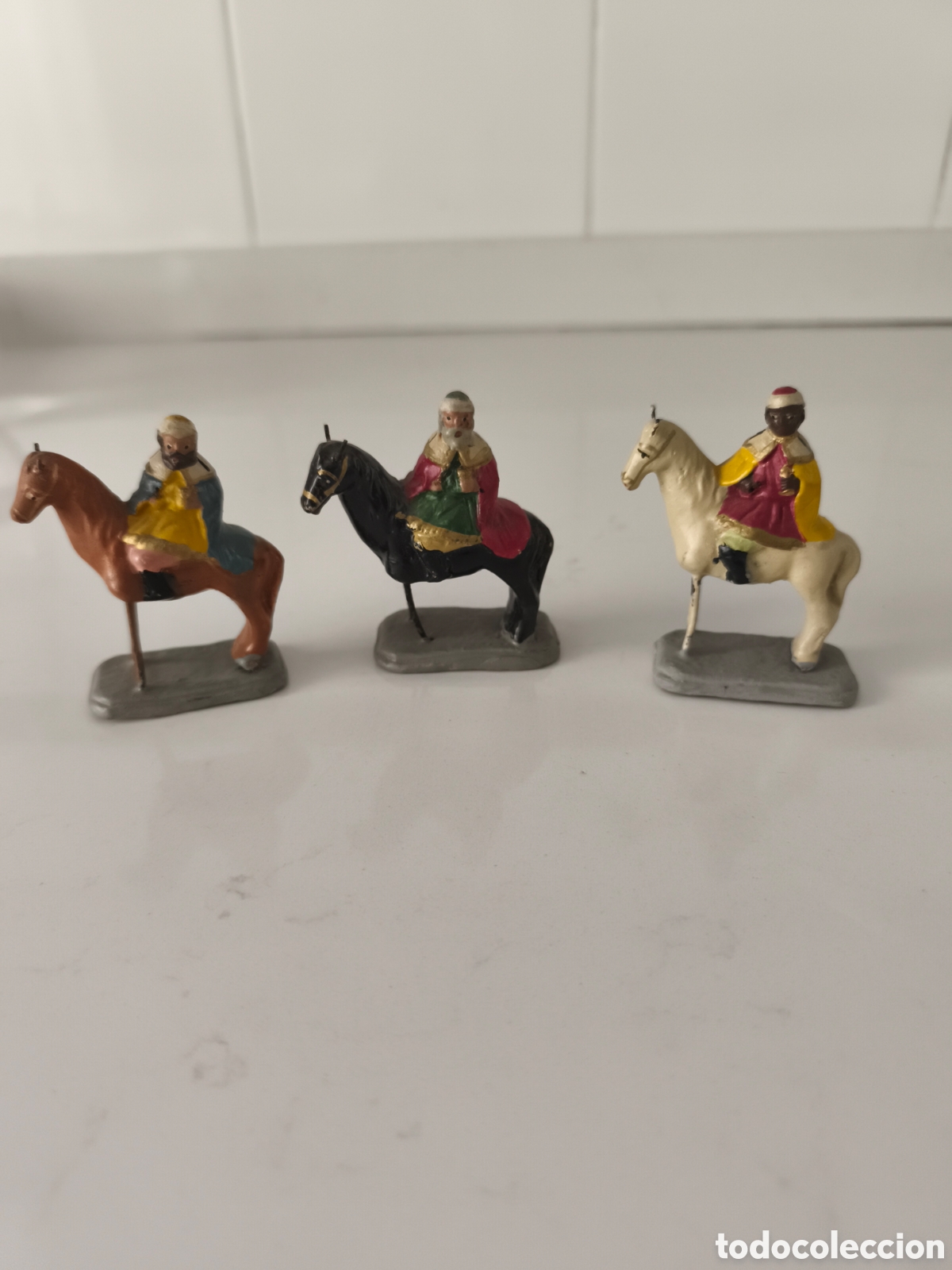 Figuras de Bel&eacute;n: Conjunto de muy antiguos Reyes Magos a caballo de terracota en perfecto estado