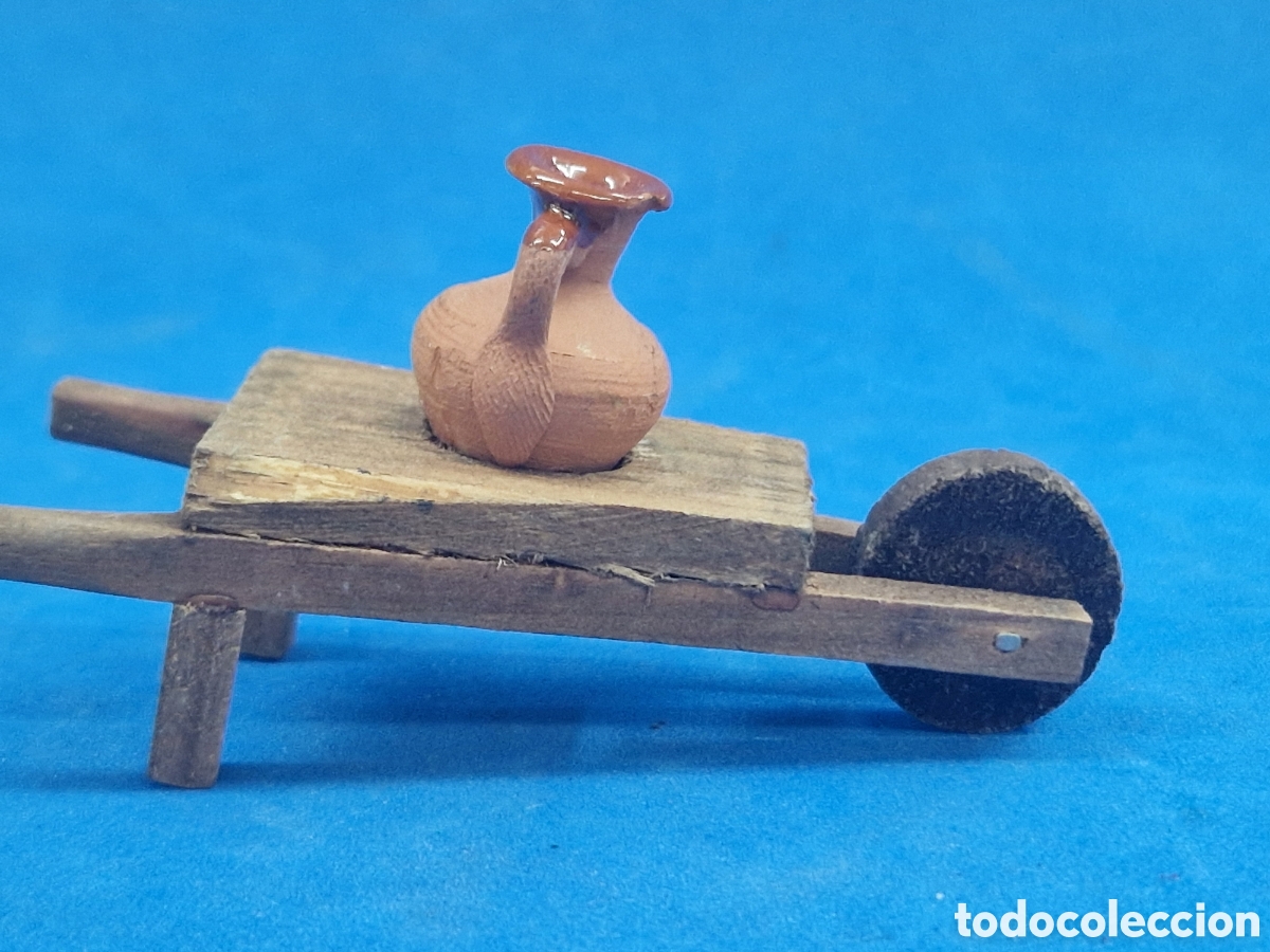 Figuras de Bel&eacute;n: Carretillas de madera ,jarron de barro ,belen