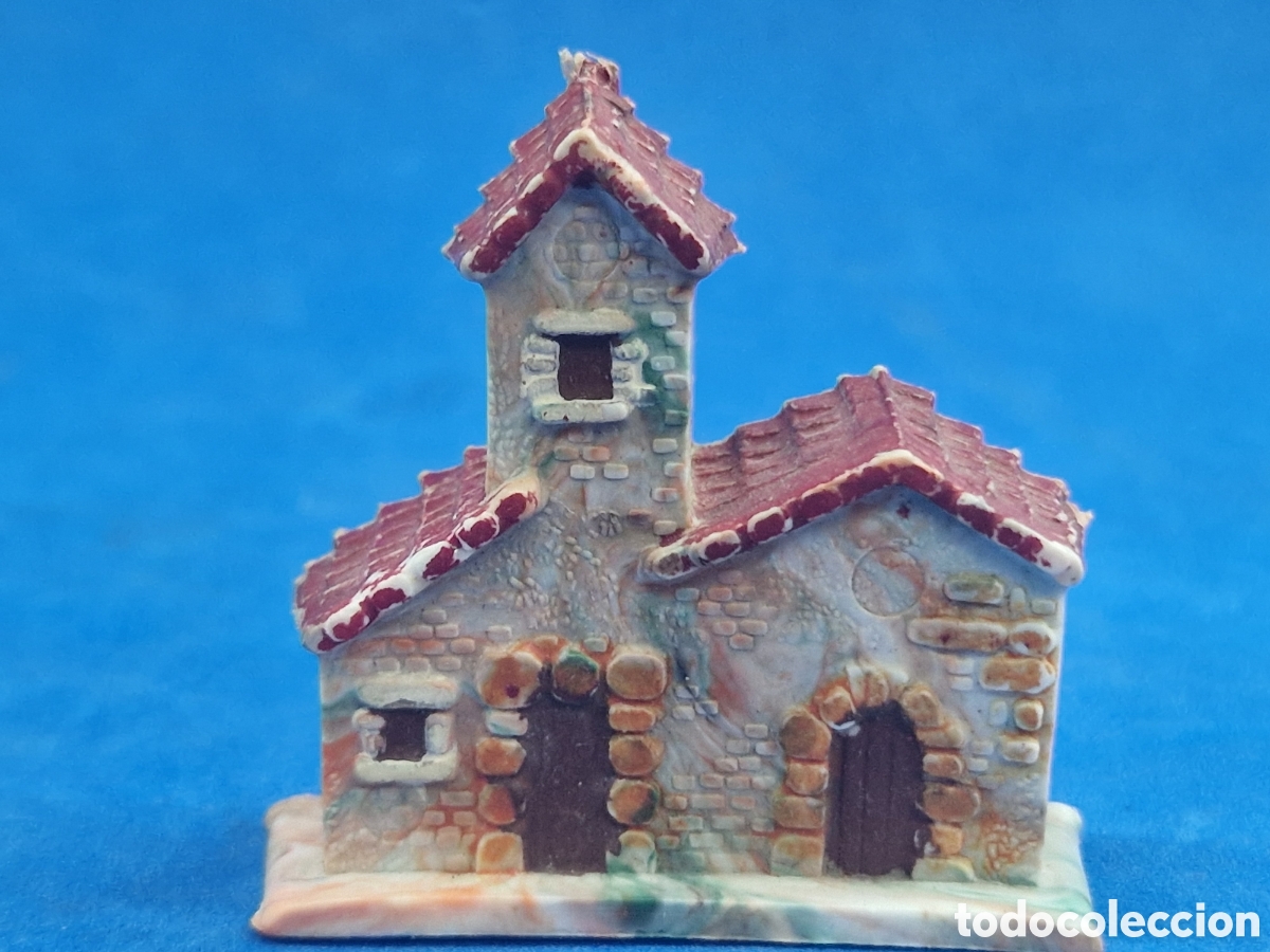 Figuras de Bel&eacute;n: Casita de pl&aacute;stico, figura de belen
