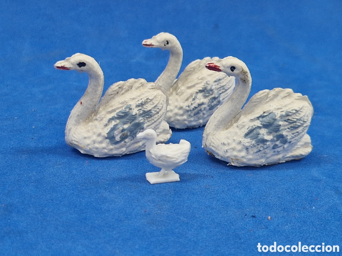 Figuras de Bel&eacute;n: Figura de pl&aacute;stico Belen, 3 cisnes y 1 cria