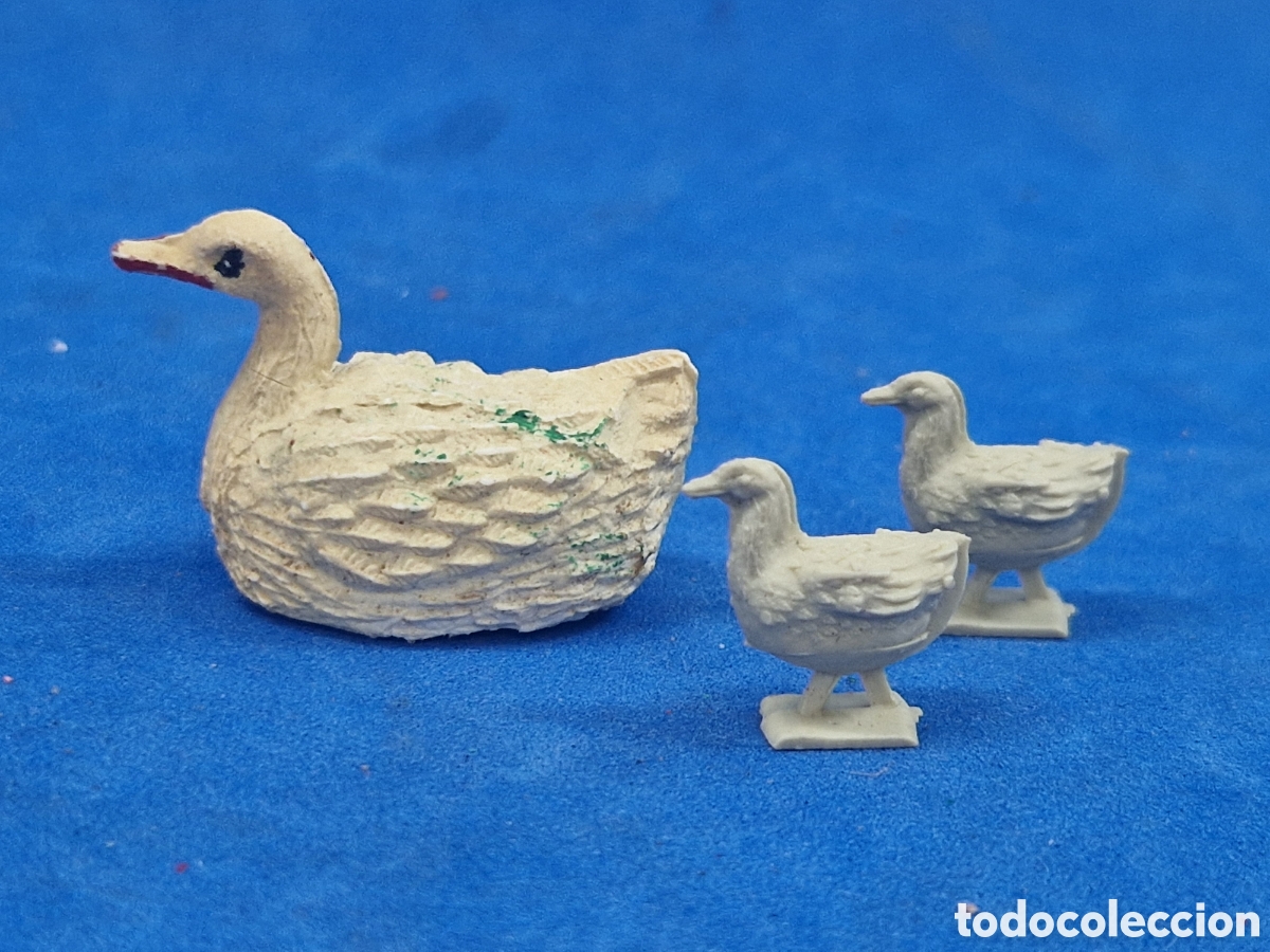 Figuras de Bel&eacute;n: Figura de belen pl&aacute;stico, pato y 2 cr&iacute;as