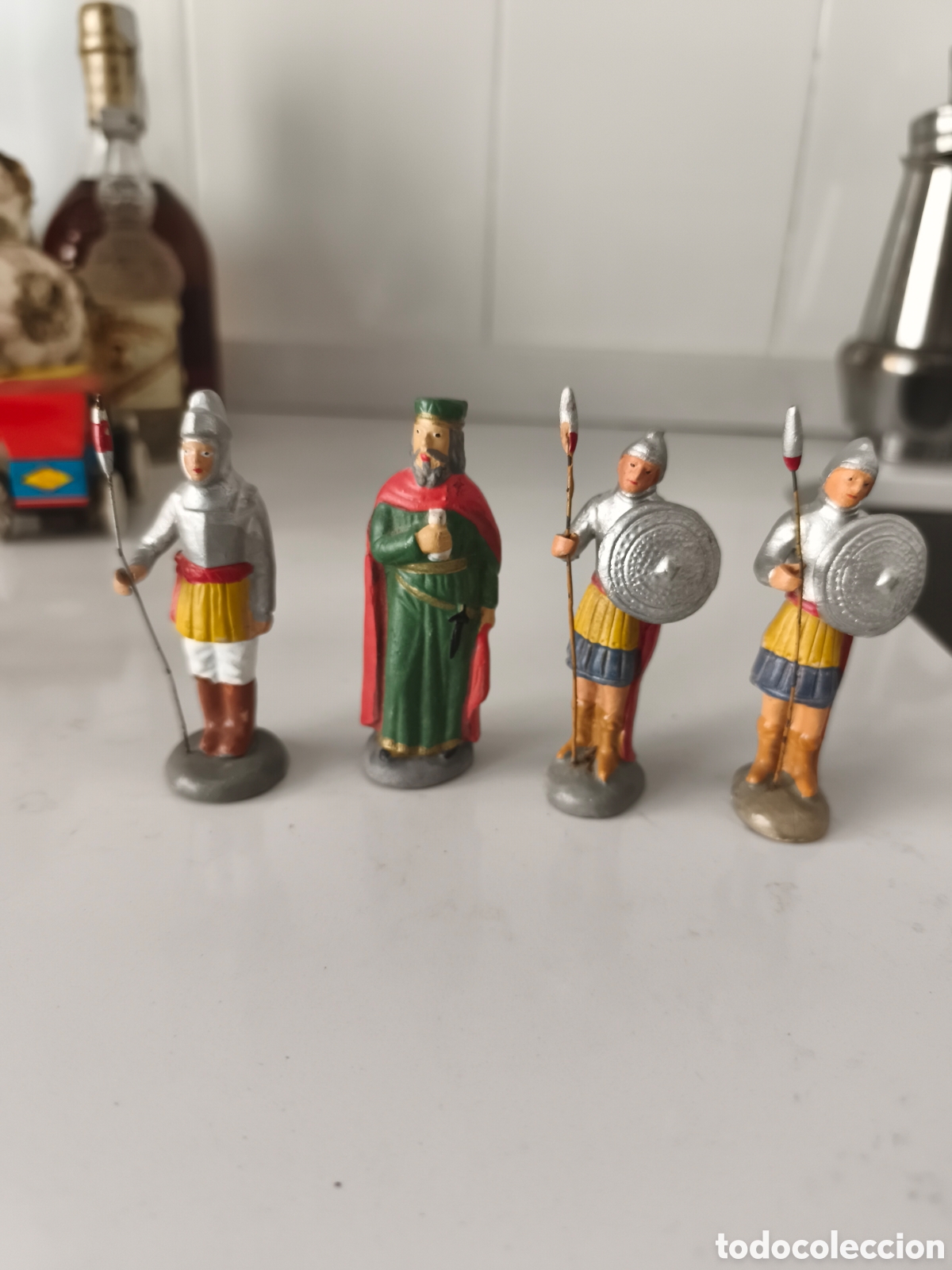 Figuras de Bel&eacute;n: Lote de 4 antiguas figuras de barro del portal de Bel&eacute;n , 3 soldados y Herodes en perfecto estado