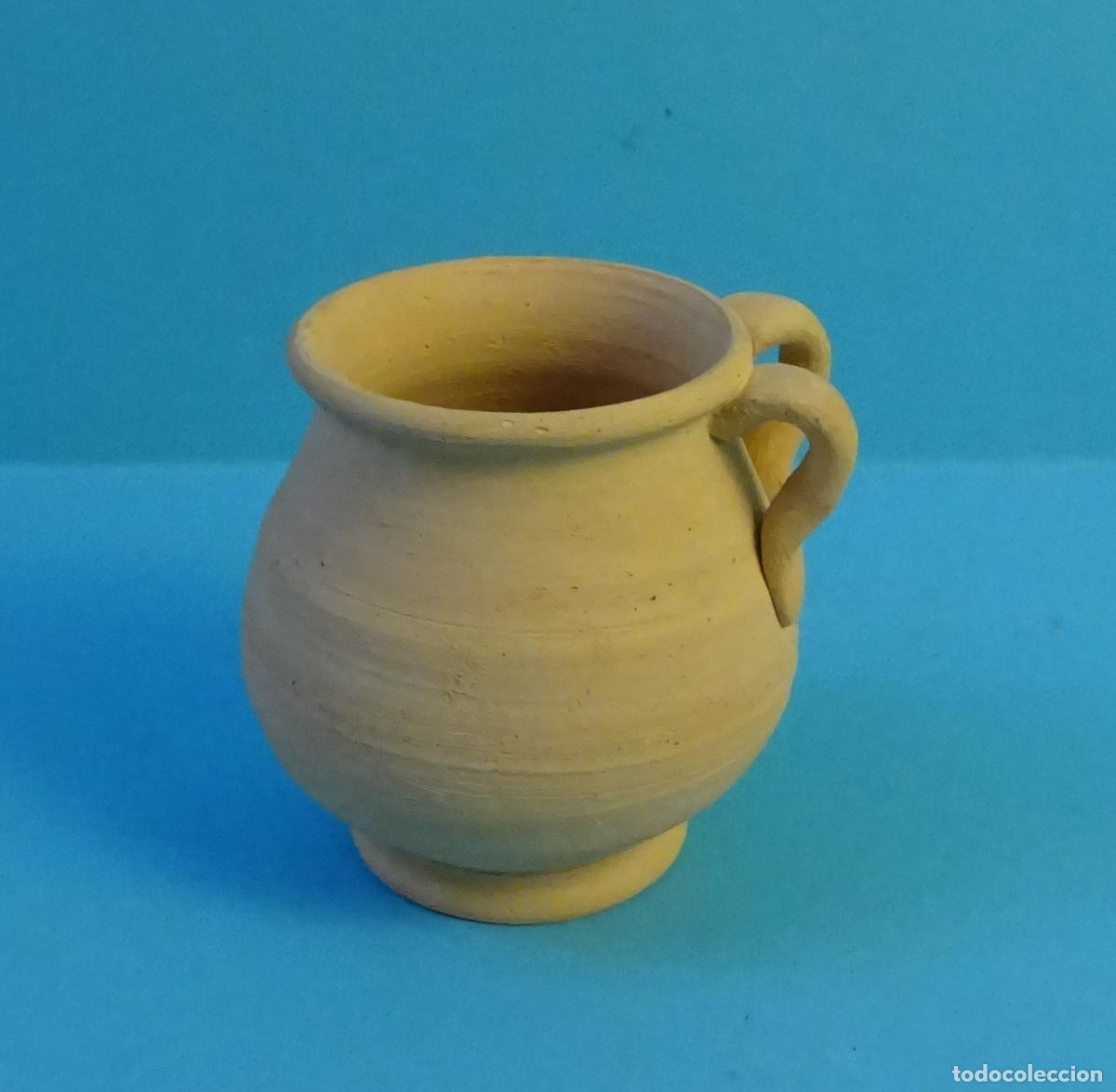 Figuras de Bel&eacute;n: MINIATURA. OLLA / CAZUELA CON DOS ASAS DE TERRACOTA SIN BARNIZAR. ALTURA 4,5 CM