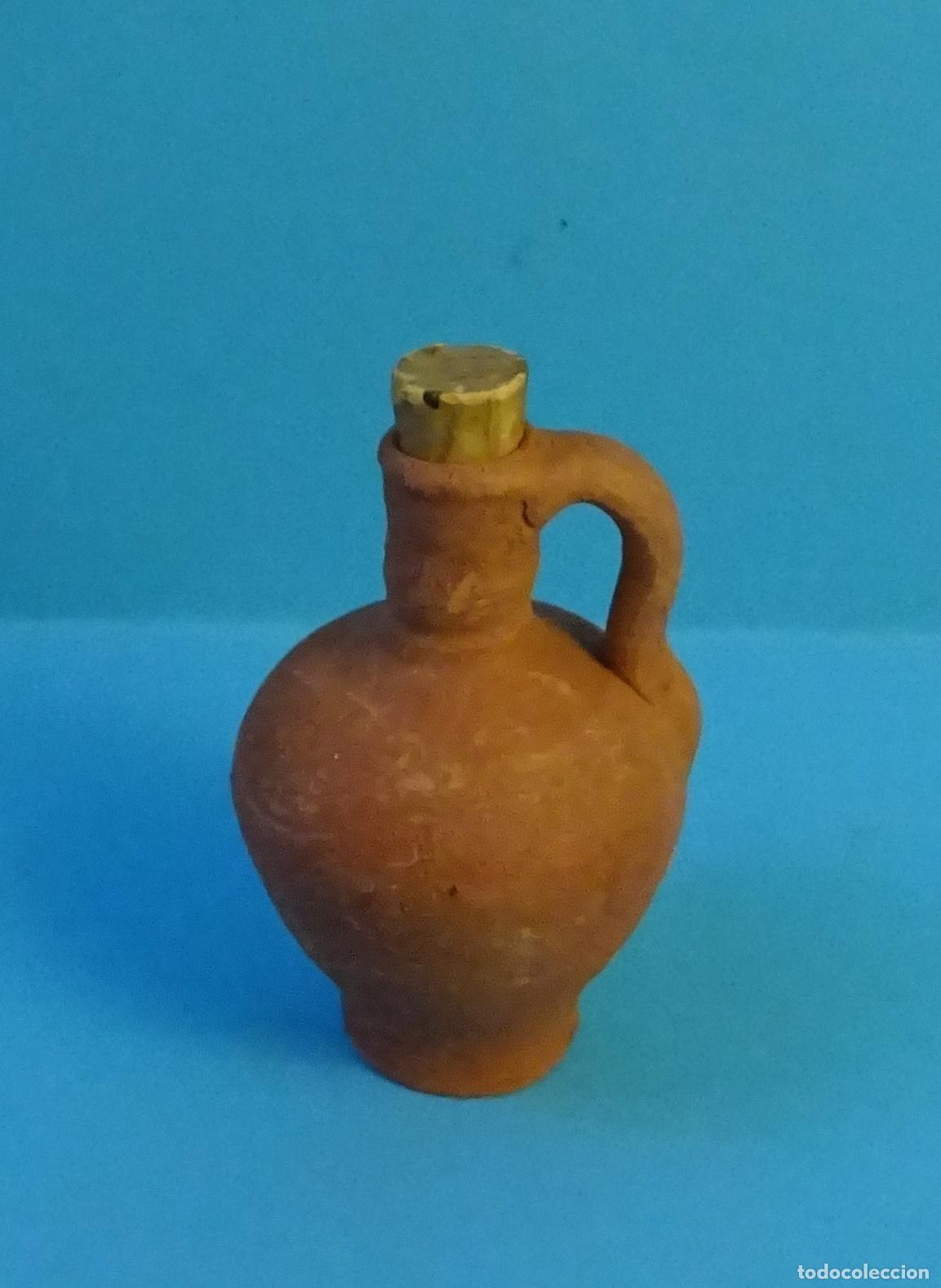 Figuras de Bel&eacute;n: MINIATURA. CANTARO / BOTELLA CON ASA DE TERRACOTA SIN BARNIZAR. TAP&Oacute;N DE CORCHO. ALTURA 6 CM
