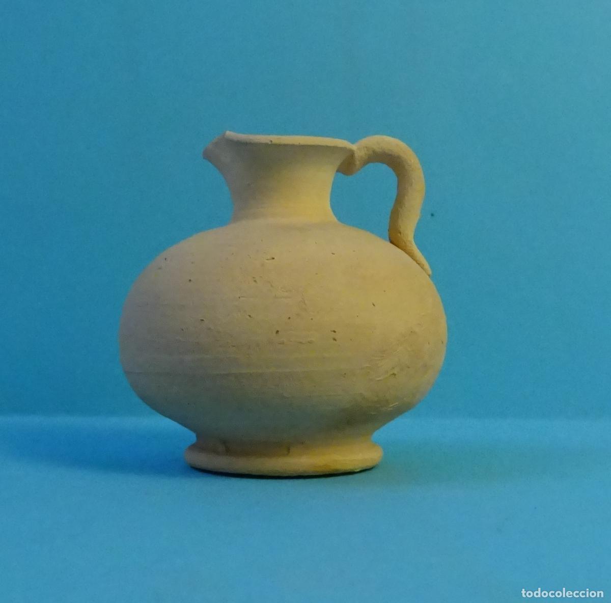 Figuras de Bel&eacute;n: MINIATURA. JARRA CON ASA Y PICO VERTEDOR DE TERRACOTA SIN BARNIZAR. ALTURA 5 CM