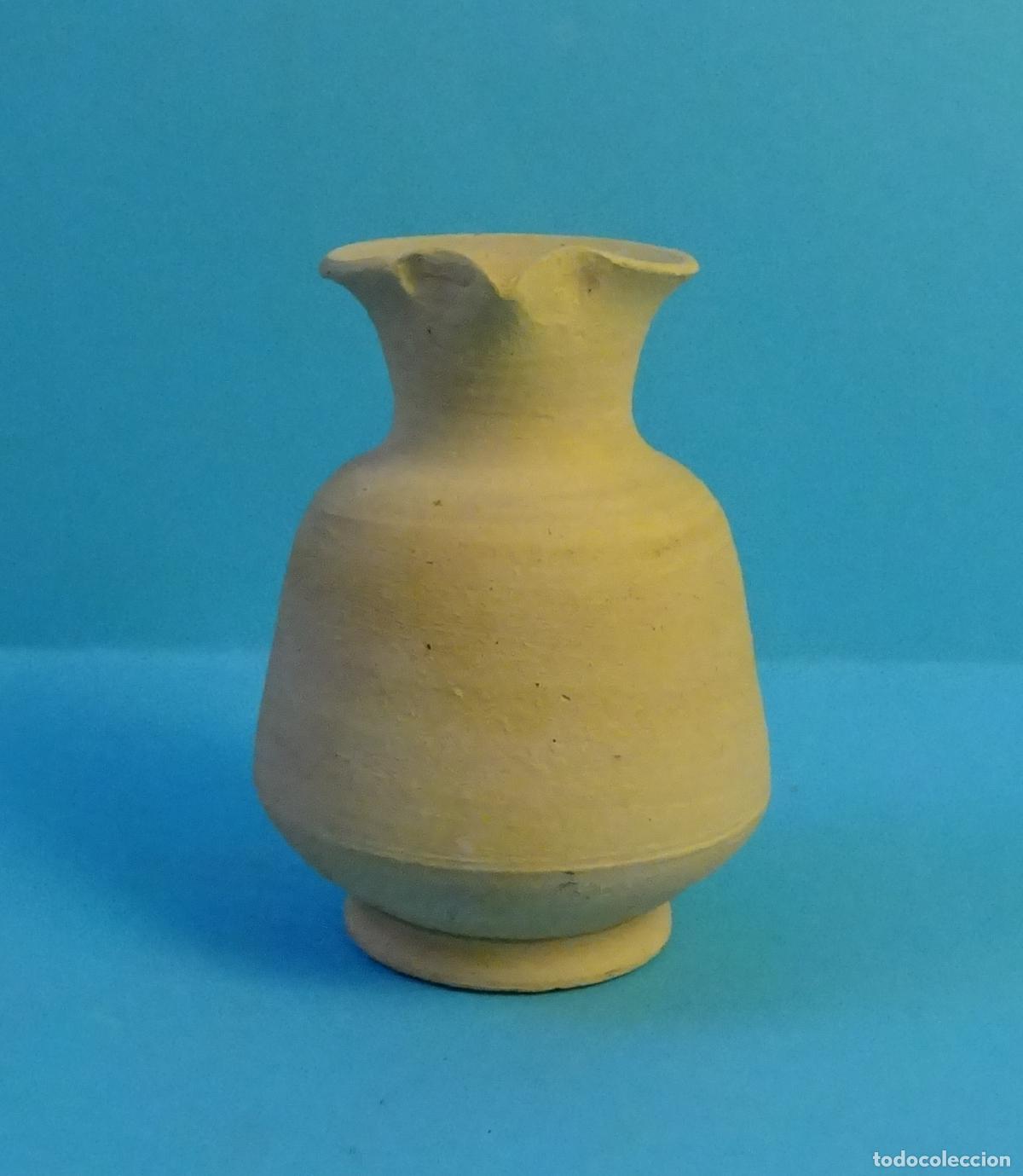 Figuras de Bel&eacute;n: MINIATURA. JARRA CON ASA Y PICO VERTEDOR DE TERRACOTA SIN BARNIZAR. ALTURA 6 CM