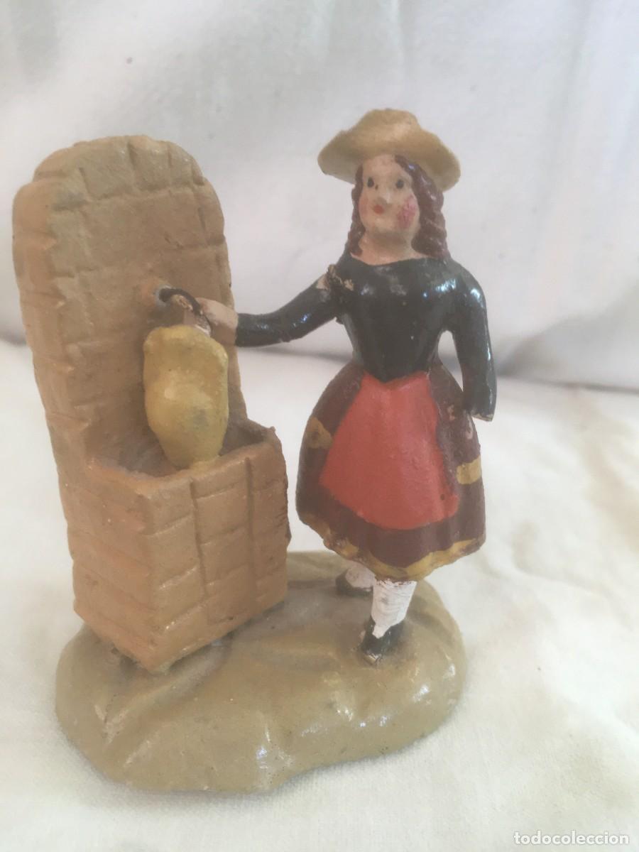 Figuras de Bel&eacute;n: EN LA FUENTE -Figura de barro artesania de MURCIA siglo XIX