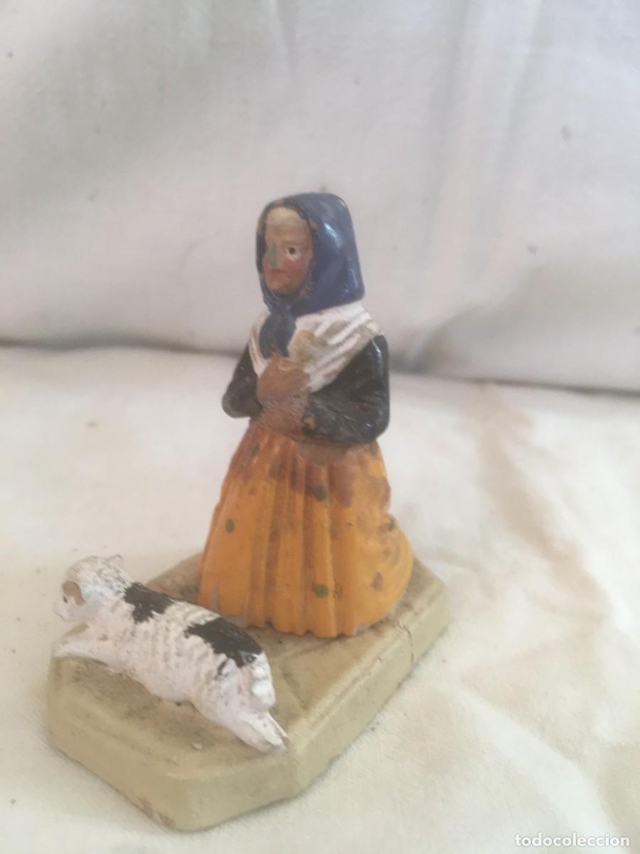 Figuras de Bel&eacute;n: PASTORA CON OFRENDA - Artesania de MURCIA -Siglo XIX