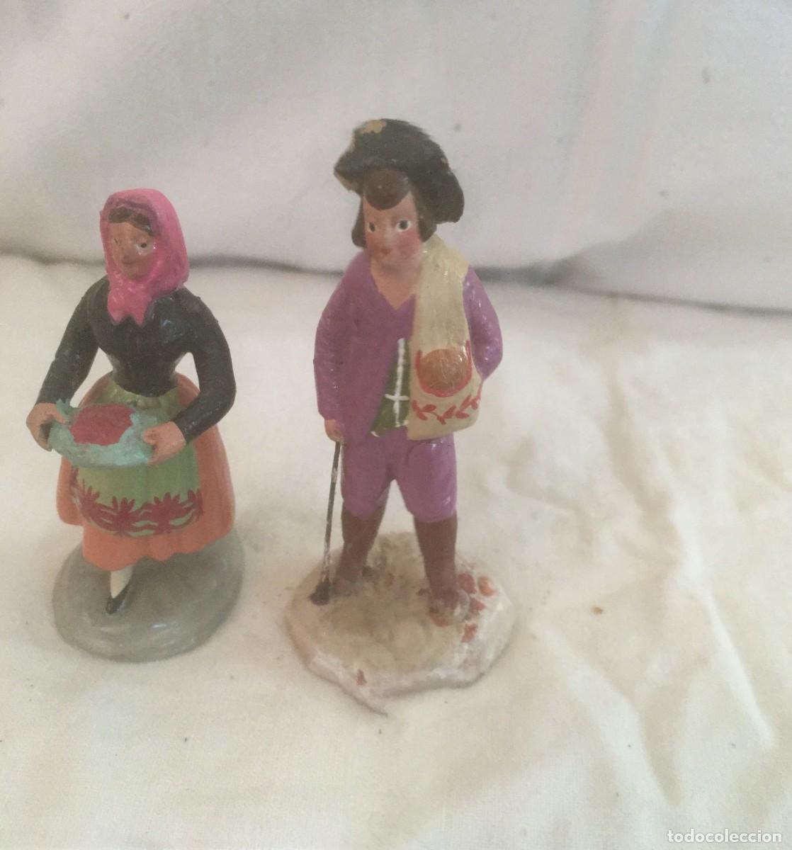 Figuras de Bel&eacute;n: Dos PASTORES con OFRENDAS -Artesania de MURCA -Siglo XIX