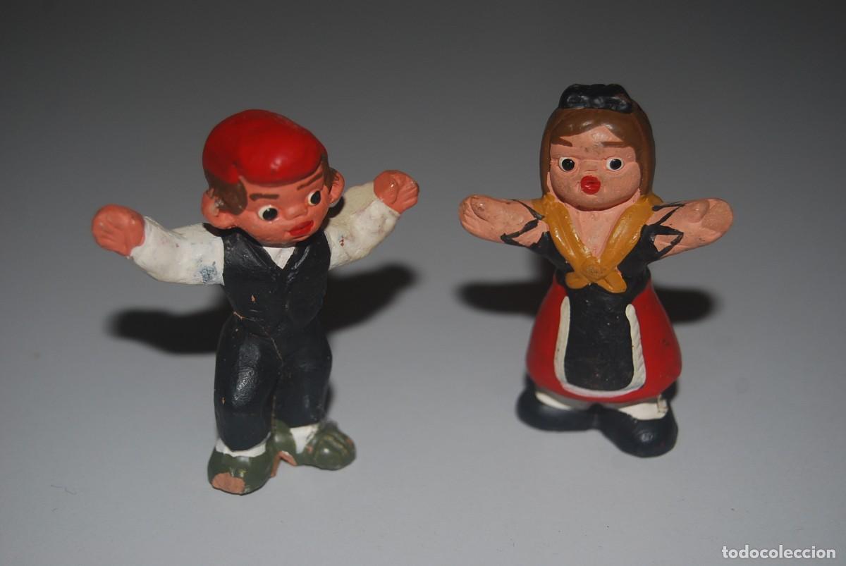 Figuras de Bel&eacute;n: ANTIGUA PAREJA DE BAILARINES CATALANES, DE BARRO Y PINTADOS A MANO (VER FOTOS Y DESCRIPPCION)