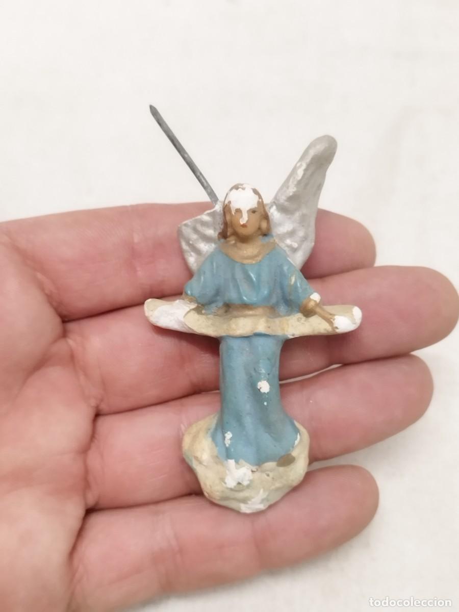 Figuras de Bel&eacute;n: Antigua figura de pesebre de un angel de yeso, escayola. A restaurar.