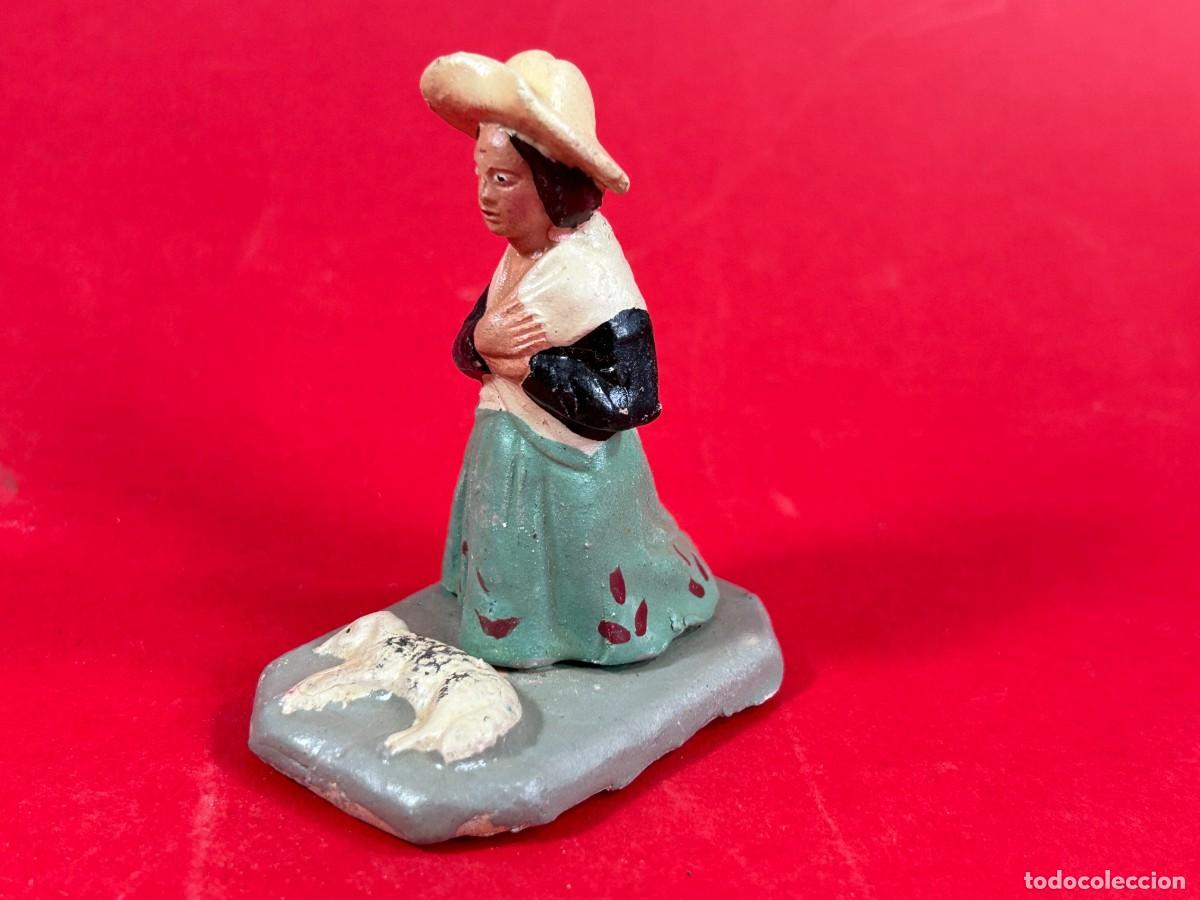 Figuras de Bel&eacute;n: FIGURA DE BELEN MUJER CON SOMBRERO ARROLLIDADA - BARRO COCIDO TERRACOTA - MURCIA