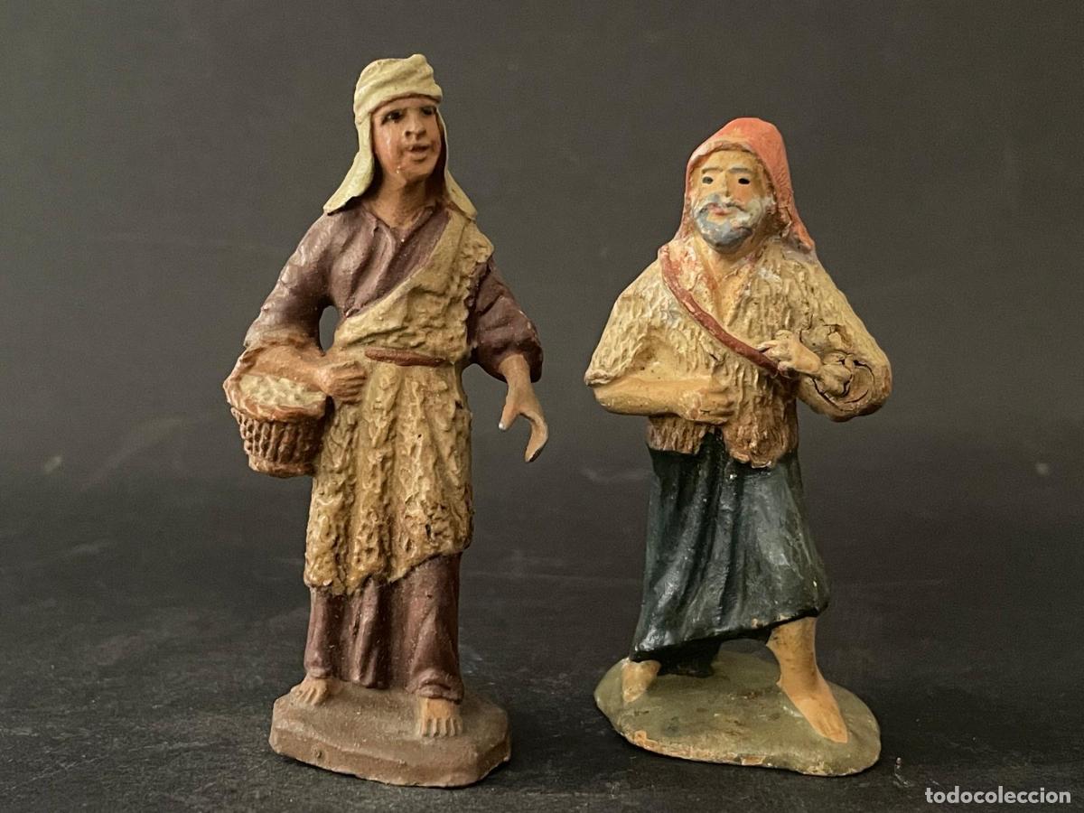 Figuren f&uuml;r Weihnachtskrippen: LOTE DE FIGURAS DE BELEN O PESSEBRE EN BARRO O TERRACOTA - PASTOR Y MUJER CON CESTA