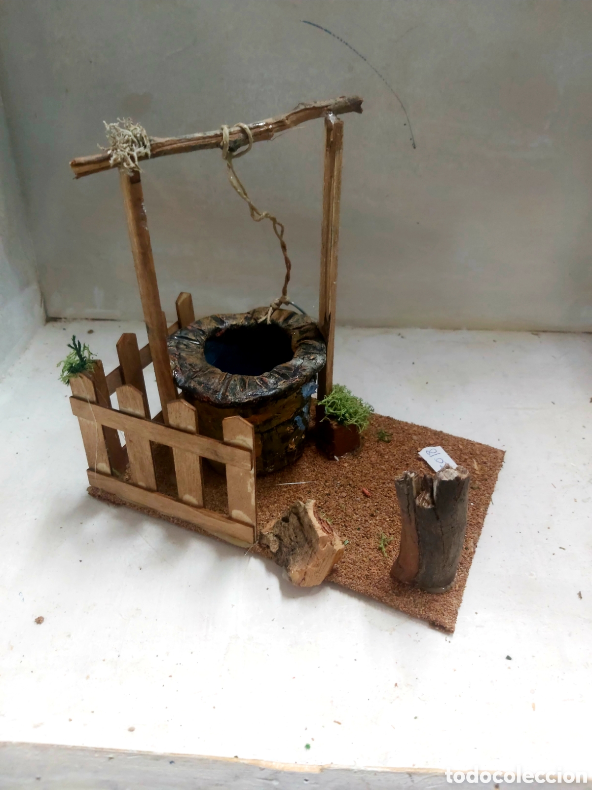 Figures of Bethlehem: Belenes pozo con base.
