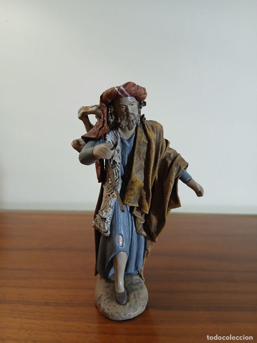 Figuras de Bel&eacute;n: PASTOR DE CAMINO CARGADO CON CORDERO DE DECORARTE