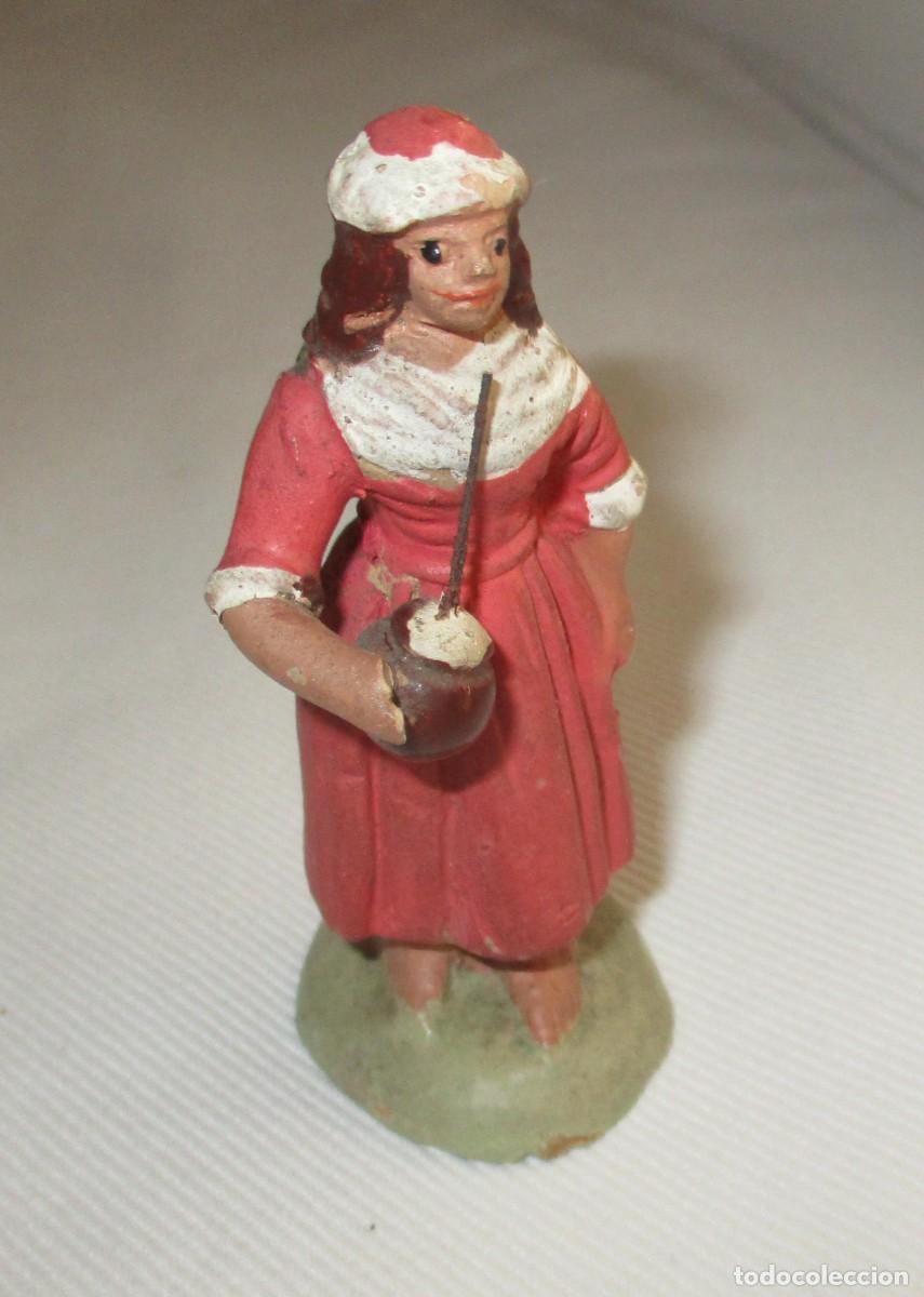 Figures of Bethlehem: ANTIGUA FIGURA DE MUJER CON ZAMBOMBA. TERRACOTA PINTADA A MANO. 7 CMS. ALTURA.