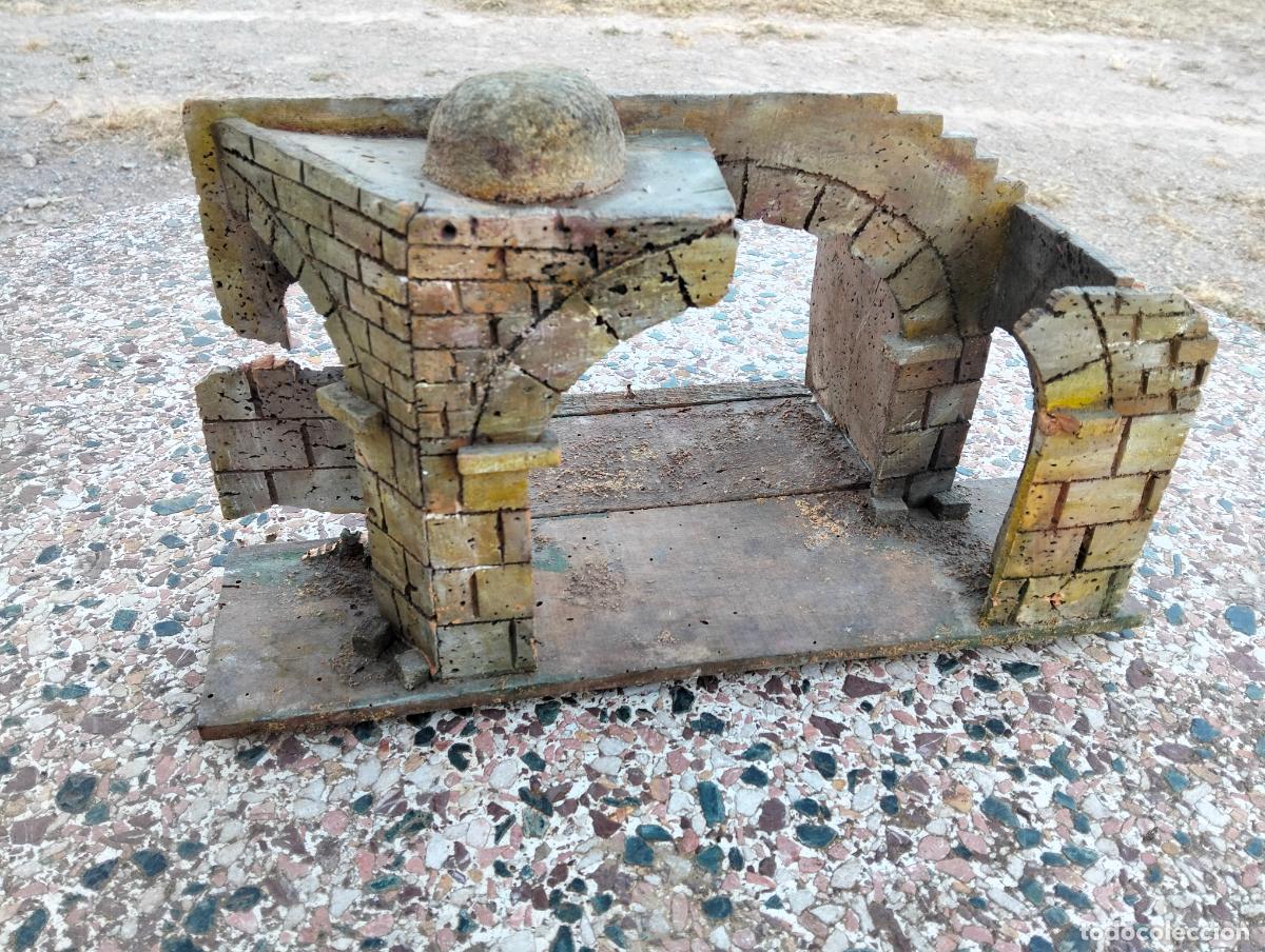 Figuras de Pres&eacute;pios: Figura escultura antigua portal de Bel&eacute;n o estructura similar con arco de corcho madera a&ntilde;os 50