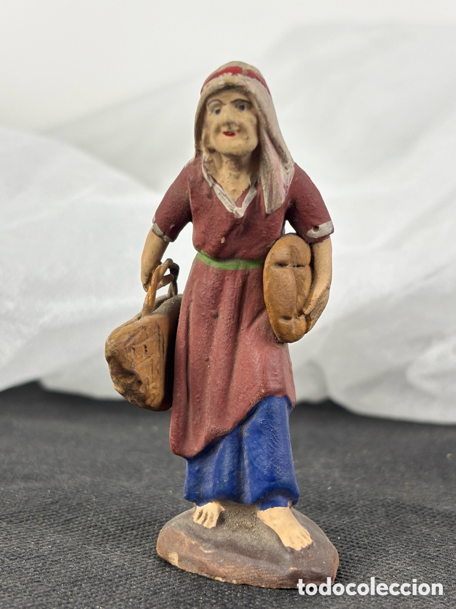 Figuras de Bel&eacute;n: FIGURA DE BEL&Eacute;N, PESEBRE - PASTORA CON CANASTO Y PAN - TERRACOTA POLICROMADA, SIGLO XIX