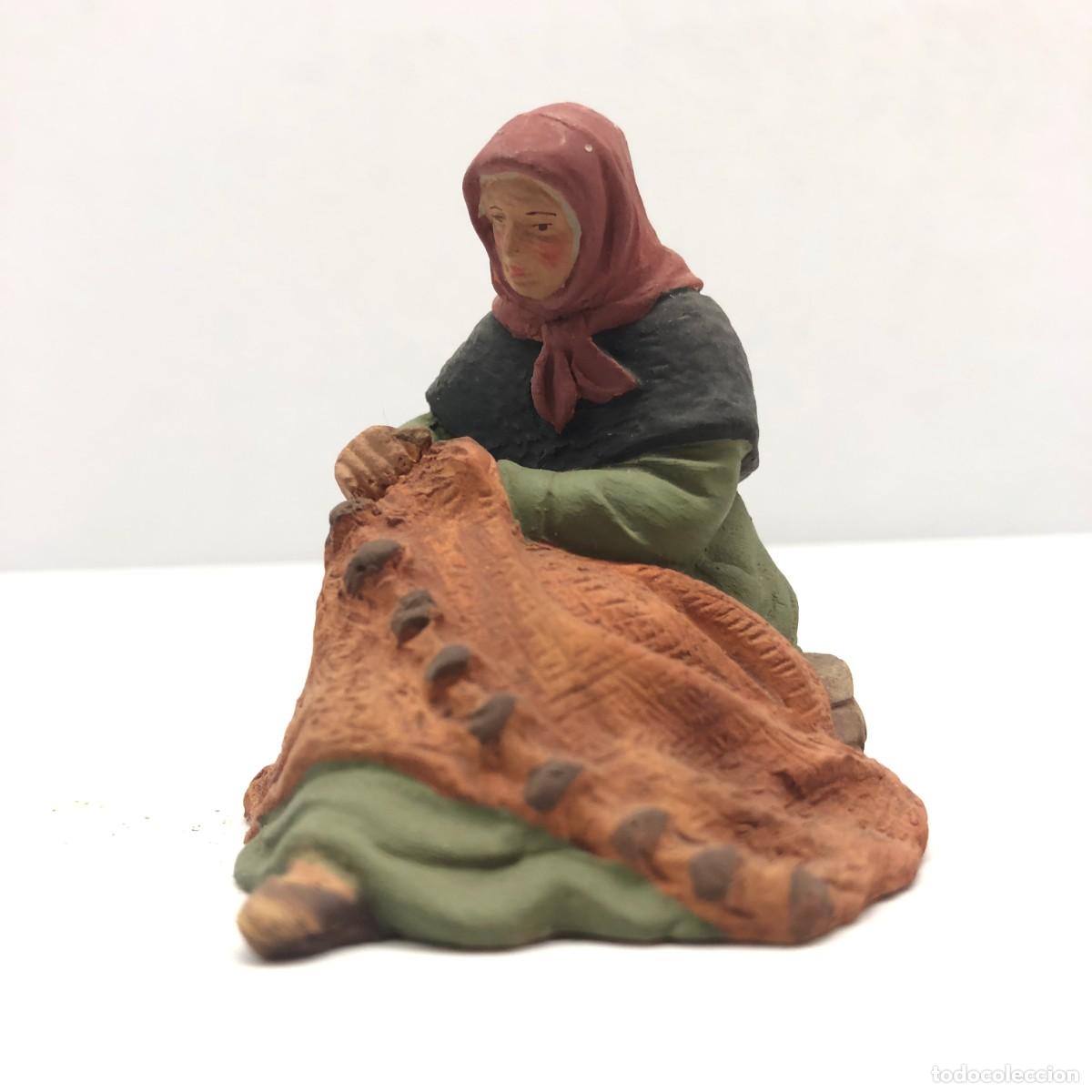 Figuras de Bel&eacute;n: FIGURA DE BEL&Eacute;N - PESSEBRE - HERMANOS CASTELLS BARCELONA - TERRACOTA - ANCIANA COSIENDO- 60 MM / 294