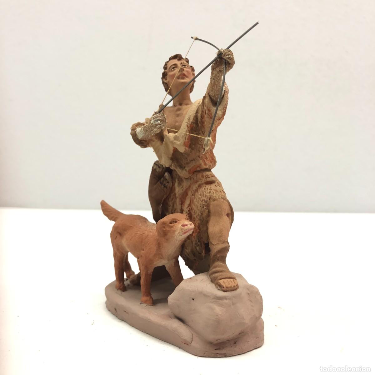 Figuras de Bel&eacute;n: FIGURA DE BEL&Eacute;N - PESSEBRE - HERMANOS CASTELLS BARCELONA -TERRACOTA -CAZADOR CON PERRO- 120 MM / 311