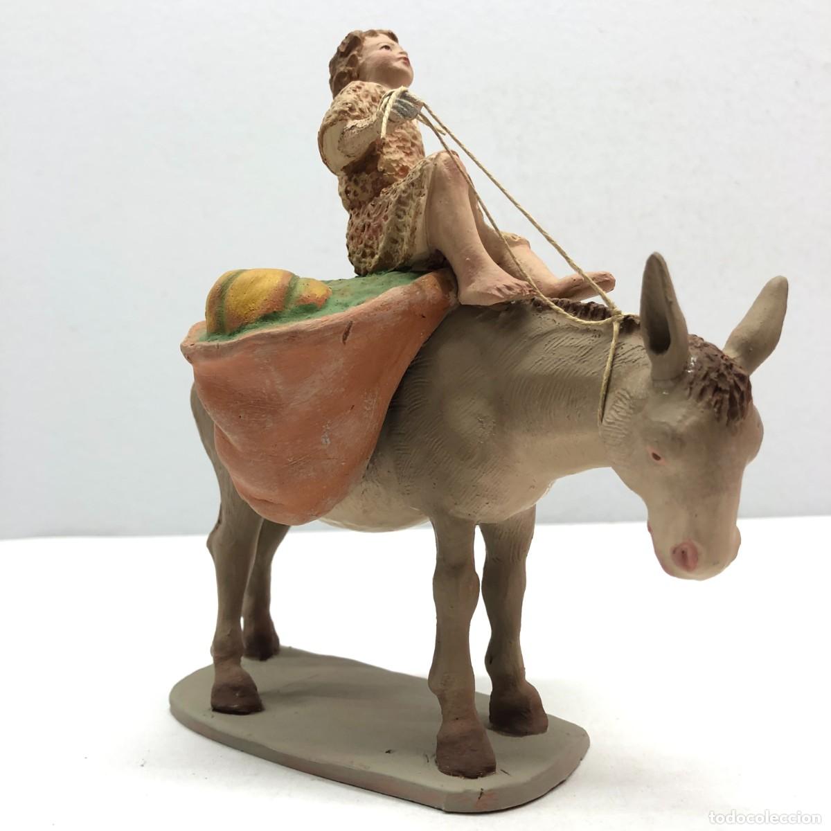 Figuren f&uuml;r Weihnachtskrippen: FIGURA DE BEL&Eacute;N - PESSEBRE - HERMANOS CASTELLS BARCELONA - TERRACOTA - NI&Ntilde;O MONTANDO BURRO / 324
