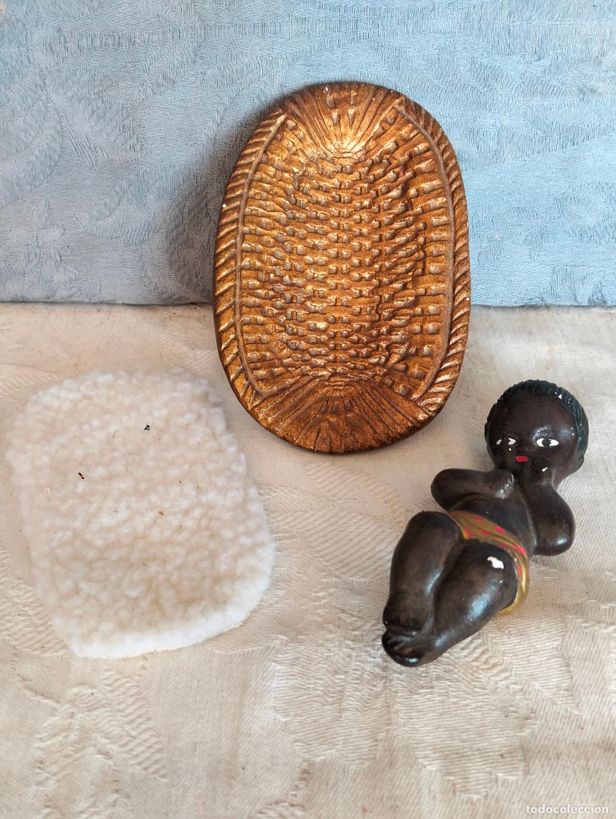 Figures of Bethlehem: Figura decorativa pintada ni&ntilde;o negro jes&uacute;s africano en su cuna cunita belen pesebre estuco a&ntilde;os 60