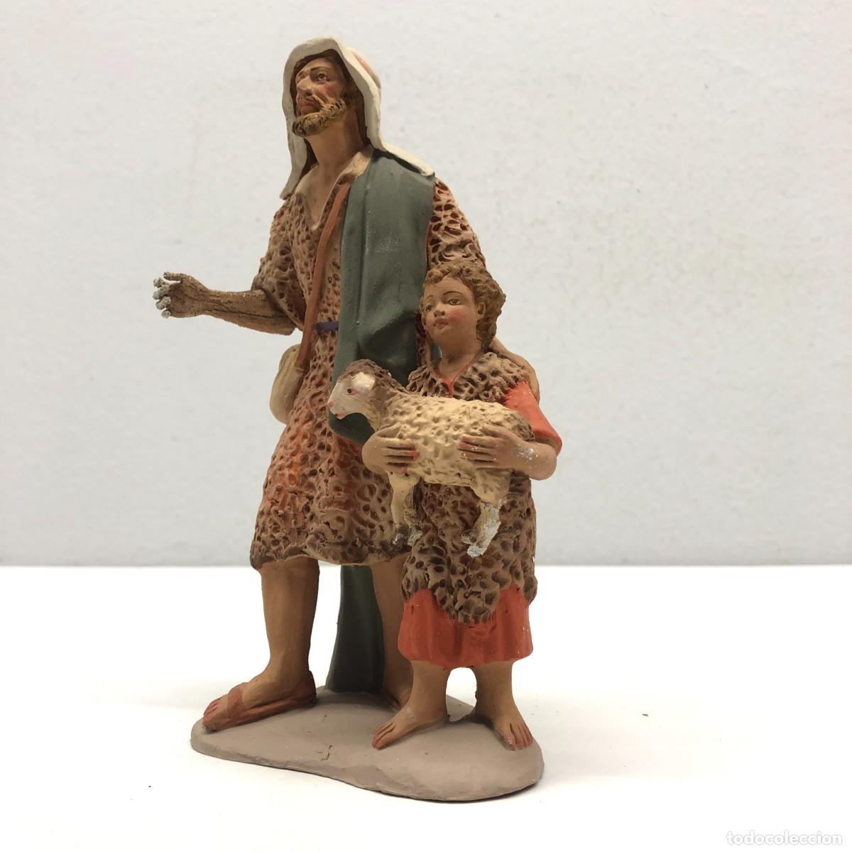 Figuras de Bel&eacute;n: FIGURA DE BEL&Eacute;N - PESSEBRE - HERMANOS CASTELLS BARCELONA - TERRACOTA - PASTOR CON NI&Ntilde;O / 395