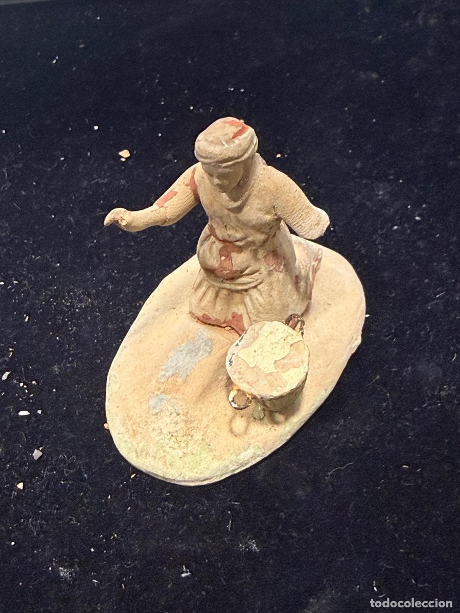 Figuras de Bel&eacute;n: Antigua figura de belen, barro, firmada Mart&iacute;nez, tal y como se ve