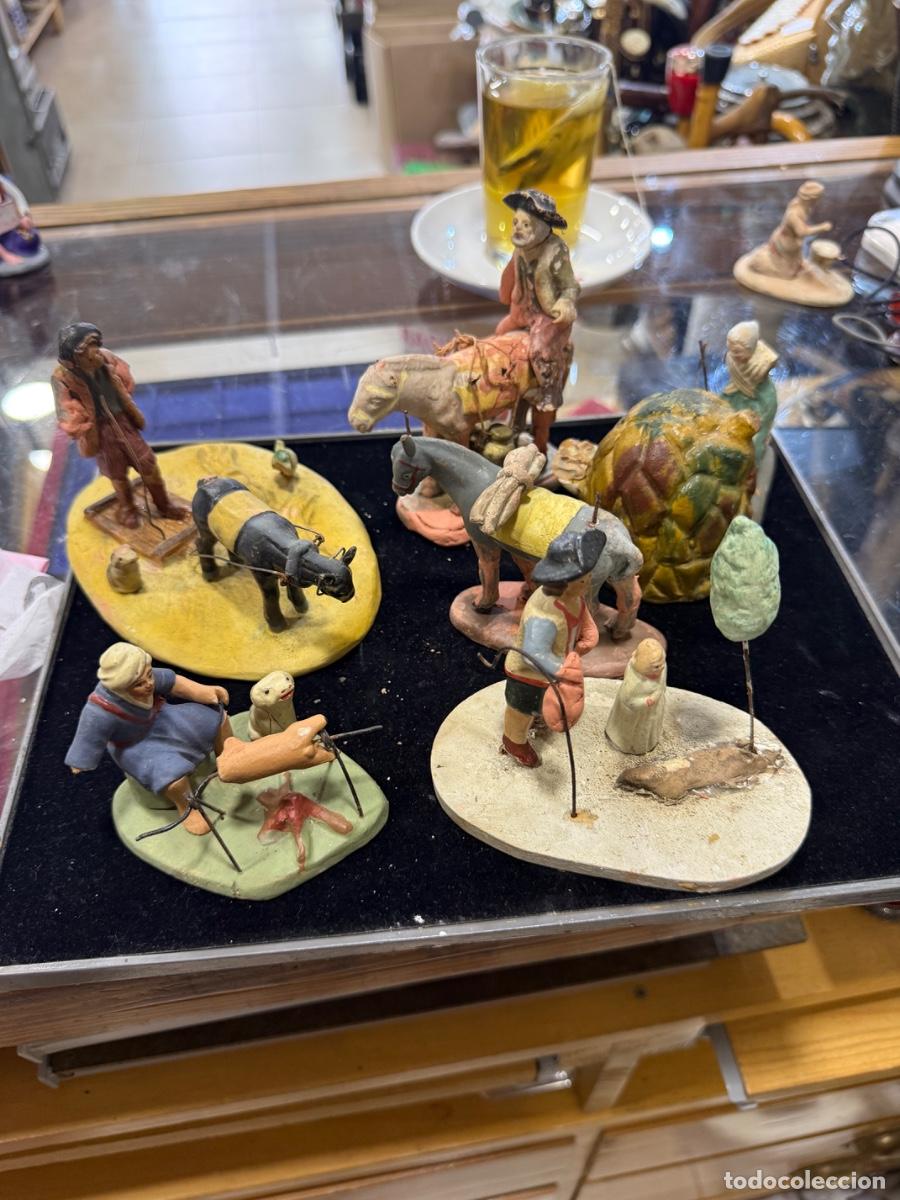 Figures of Bethlehem: Buen lote de figuras de belen, barro policromado, por restaurar