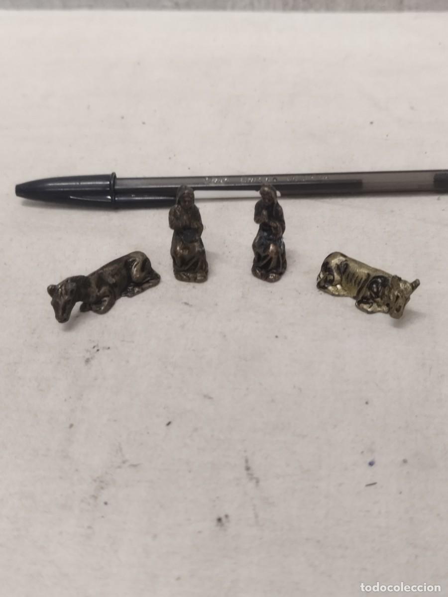 Figuras de Bel&eacute;n: 4 antiguas figuras de belen o pesebre en metal. Dos mujeres y dos mulas.