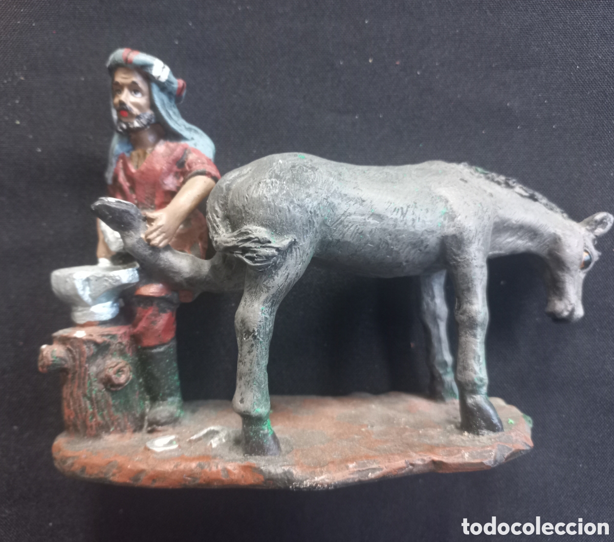 Figuras de Bel&eacute;n: Figura de Bel&eacute;n &ndash; Herrador con burro (metal policromado)