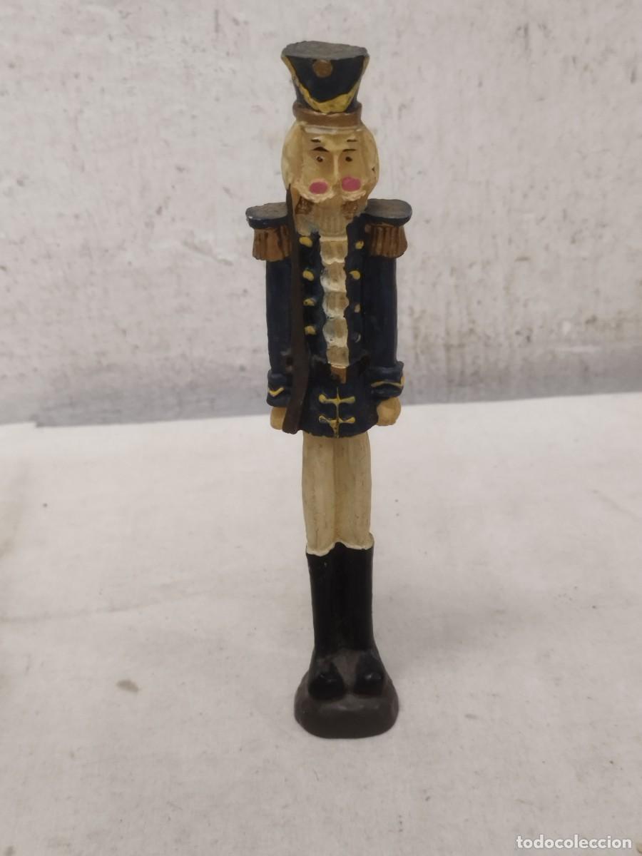 Figuras de Bel&eacute;n: Figura de un soldado cascanueces de poliresina pintada a mano con uniforme azul. Falta en el casco.