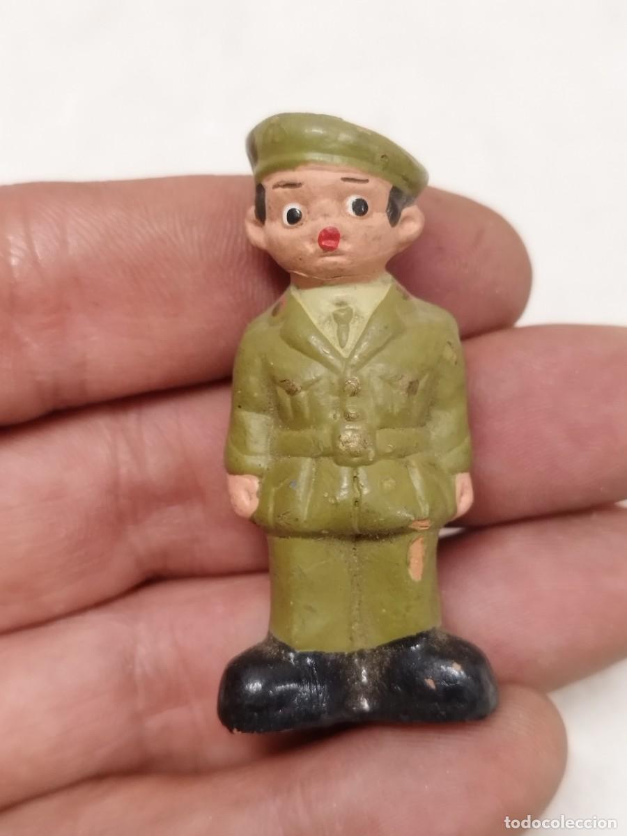 Figuras de Bel&eacute;n: Antigua figura de soldado o Guardia Civil espa&ntilde;ol de barro cocido, pintado a mano.