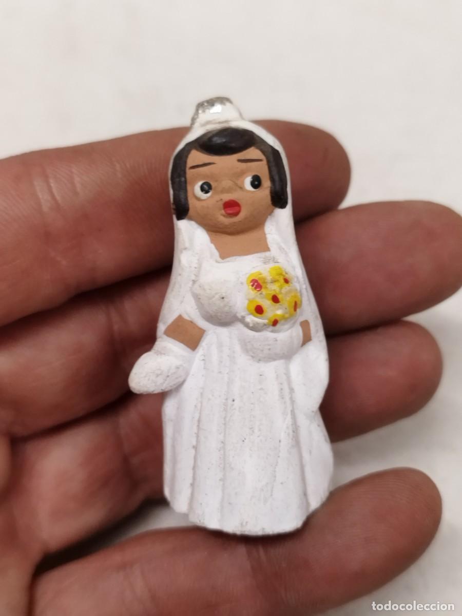 Figuras de Bel&eacute;n: Antigua figura de novia con vestido blanco y un ramo de flores, de barro cocido pintado a mano.