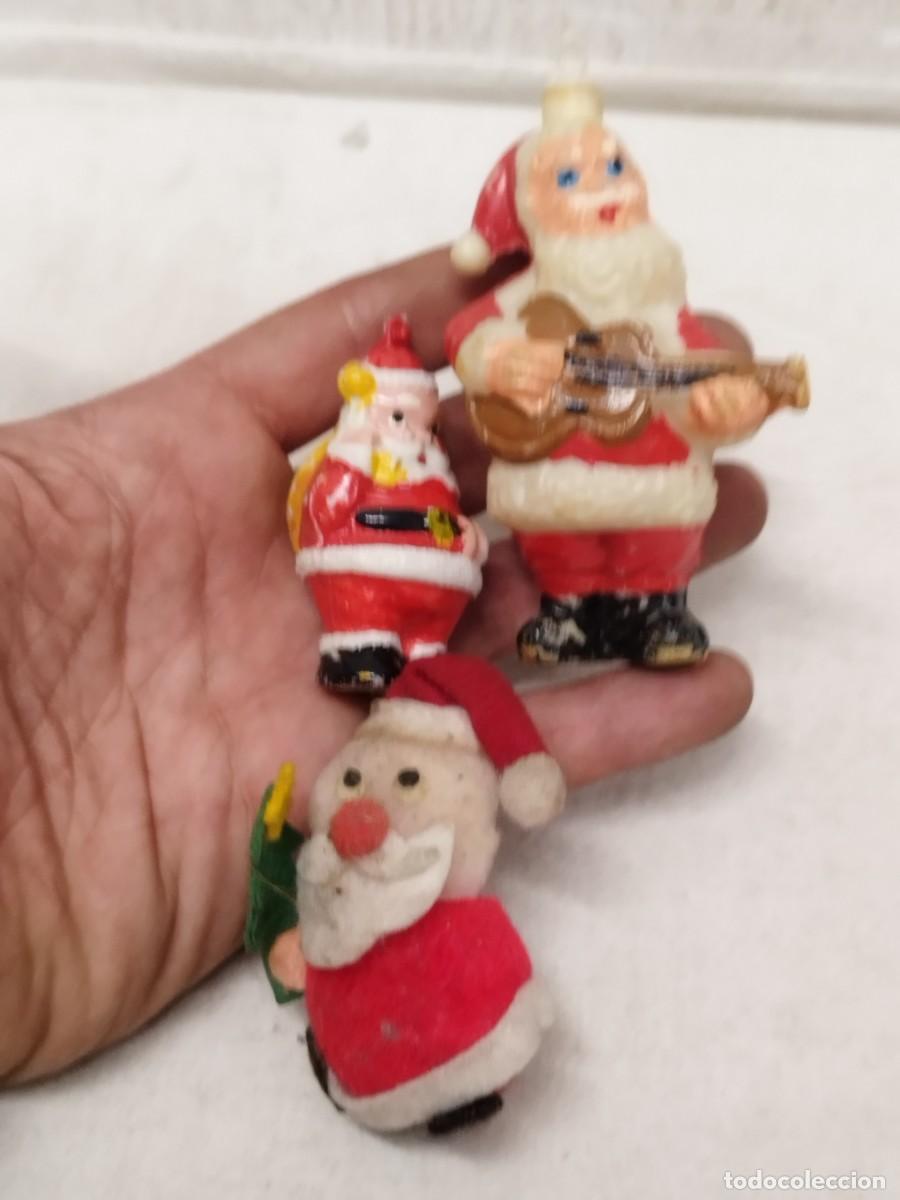 Figuras de Bel&eacute;n: Tres mu&ntilde;ecos de navidad, 2 papa noel o santa claus y un mu&ntilde;eco de nieve vestido de santa noel.