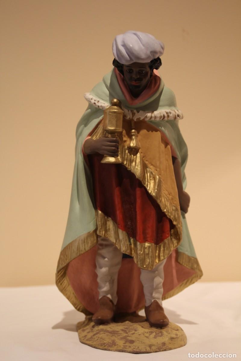 Figuras de Bel&eacute;n: Tres Reyes Magos de pasta de madera y pintados a mano. 30 CM