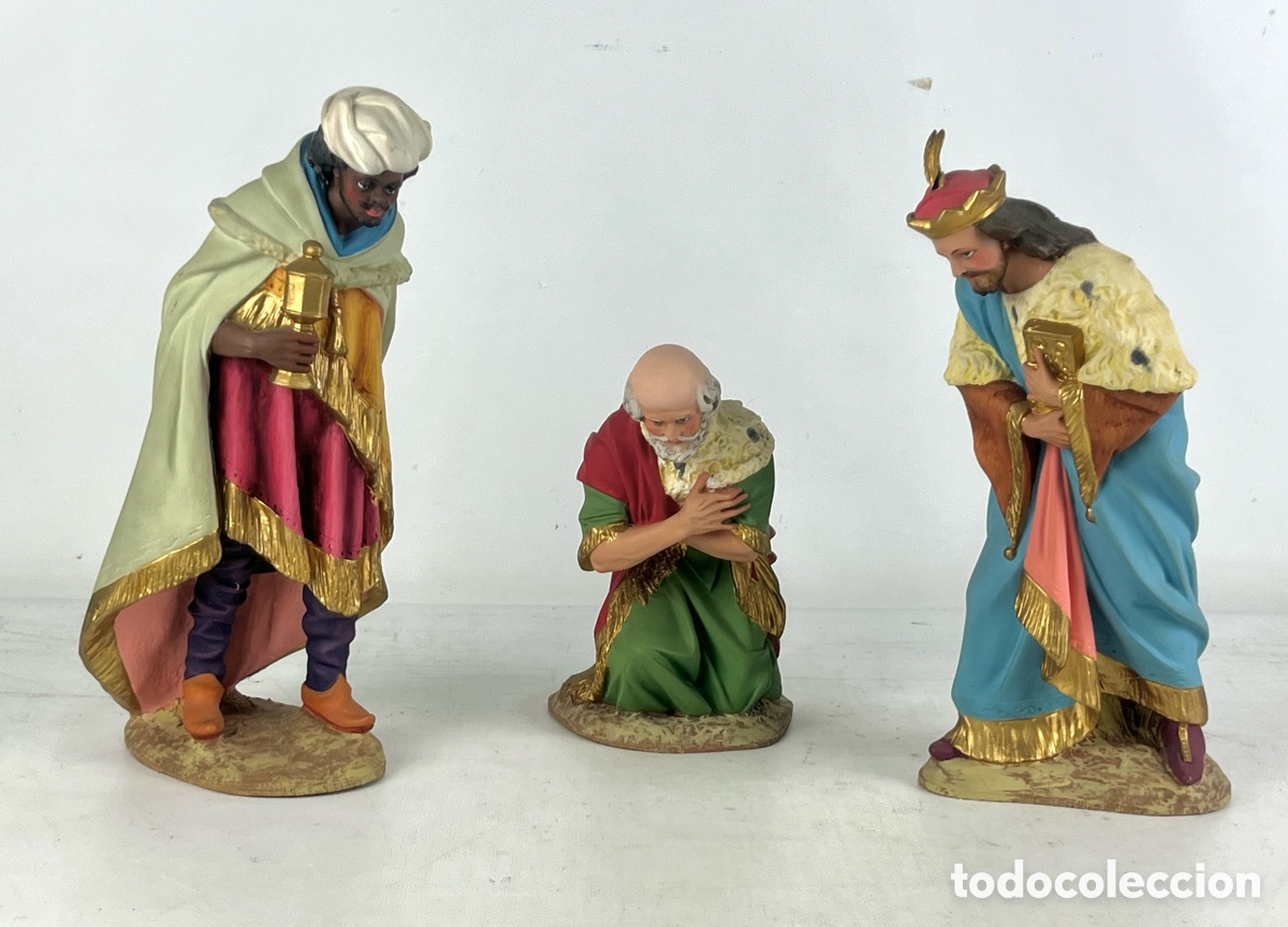 Figuras de Bel&eacute;n: LOS REYES MAGOS ADORANDO - ARTE CRISTIANO OLOT - PASTA MADERA - 30 CM