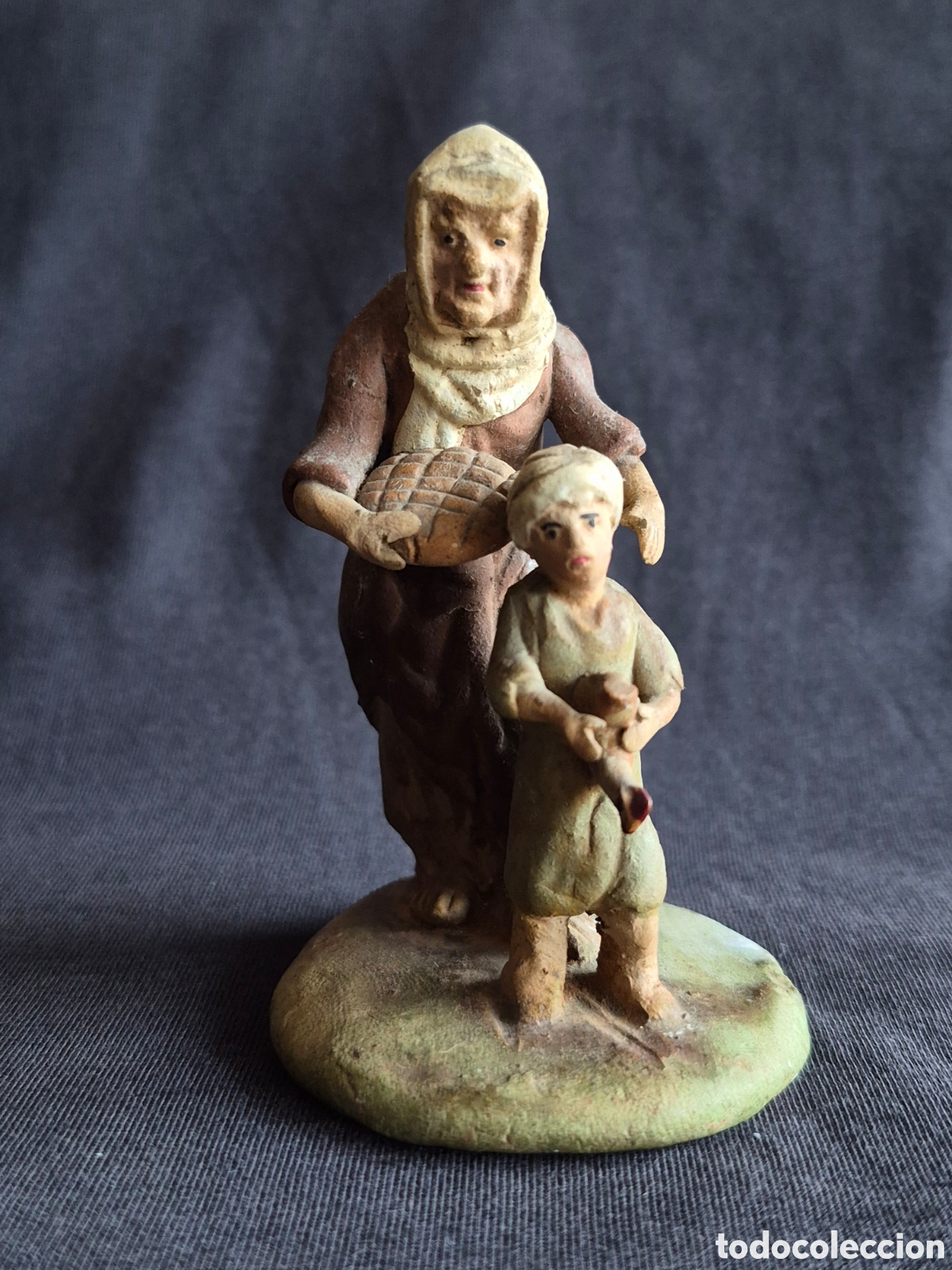 Figuras de Bel&eacute;n: Mujer con ni&ntilde;o ,terracota,pesebre,belen.