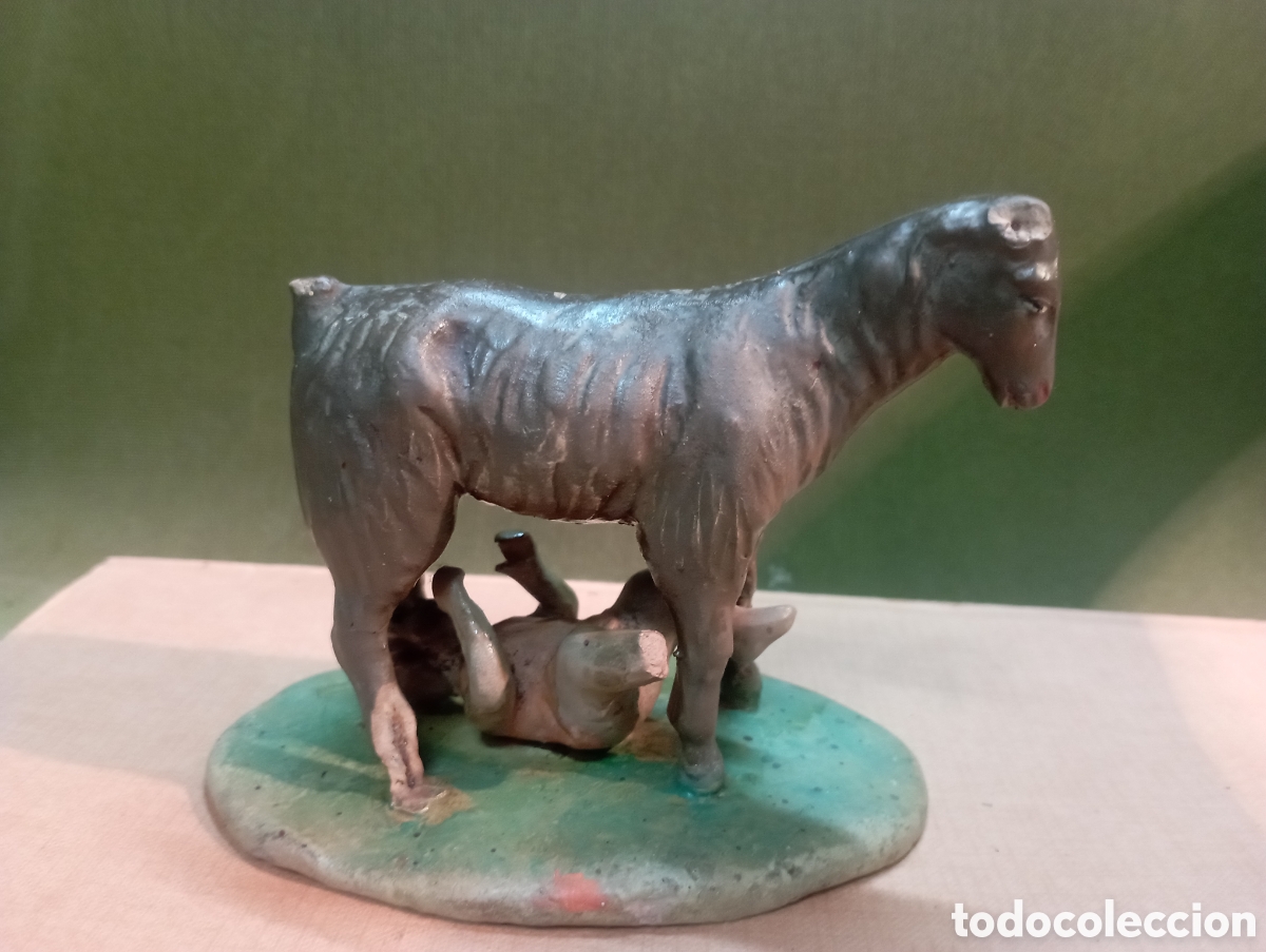 Figuras de Bel&eacute;n: figura antigua de bel&eacute;n en barro policromado ,cabra amamantando a Ni&ntilde;o,pastorcito