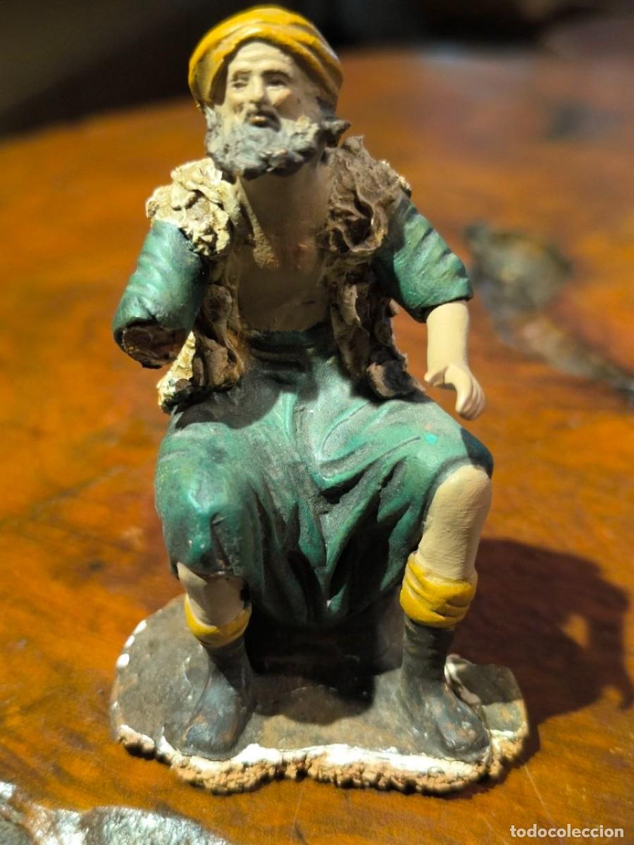 Figuras de Bel&eacute;n: FIGURA DE BELEN TERRACOTA ORTIGAS PASTOR SENTADO 9 CM