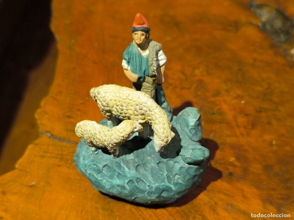 Figuras de Bel&eacute;n: PASTOR CATALAN CON BARRETINA CON OBEJAS EN TERRACOTA ANTIGUA PARA BELEN EN BUEN ESTADO