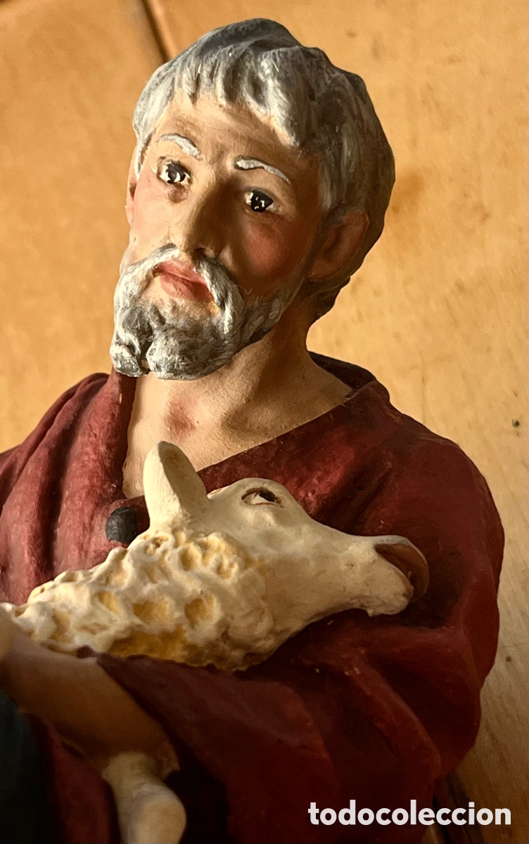 Figuras de Bel&eacute;n: PASTOR CON CORDERO - PASTA DE MADERA - OLOT - 18 X 14 CM - BELEN-PESEBRE