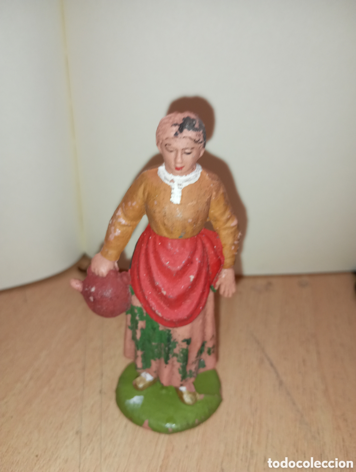 Figuras de Bel&eacute;n: Figura bel&eacute;n mujer con botijo a&ntilde;os 60-70 pl&aacute;stico duro,10 cms altura