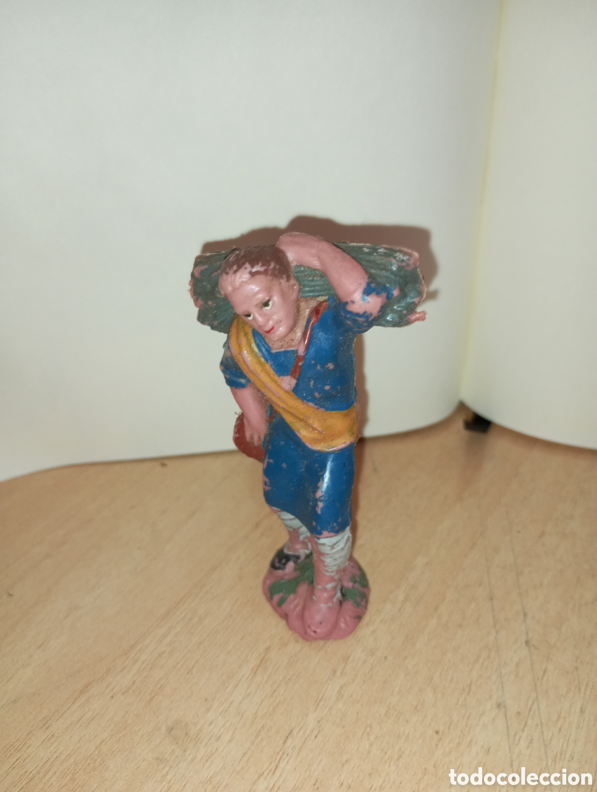 Figuras de Bel&eacute;n: Figura de bel&eacute;n plastico duro hombre cargando le&ntilde;a a&ntilde;os 60-70 ,8cms de altura
