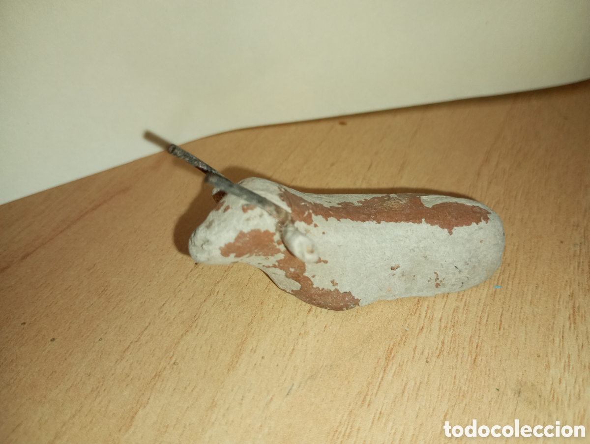 Figuras de Bel&eacute;n: Muy antigua figura de vaca de bel&eacute;n terracota y alambre,6cms de longuitud