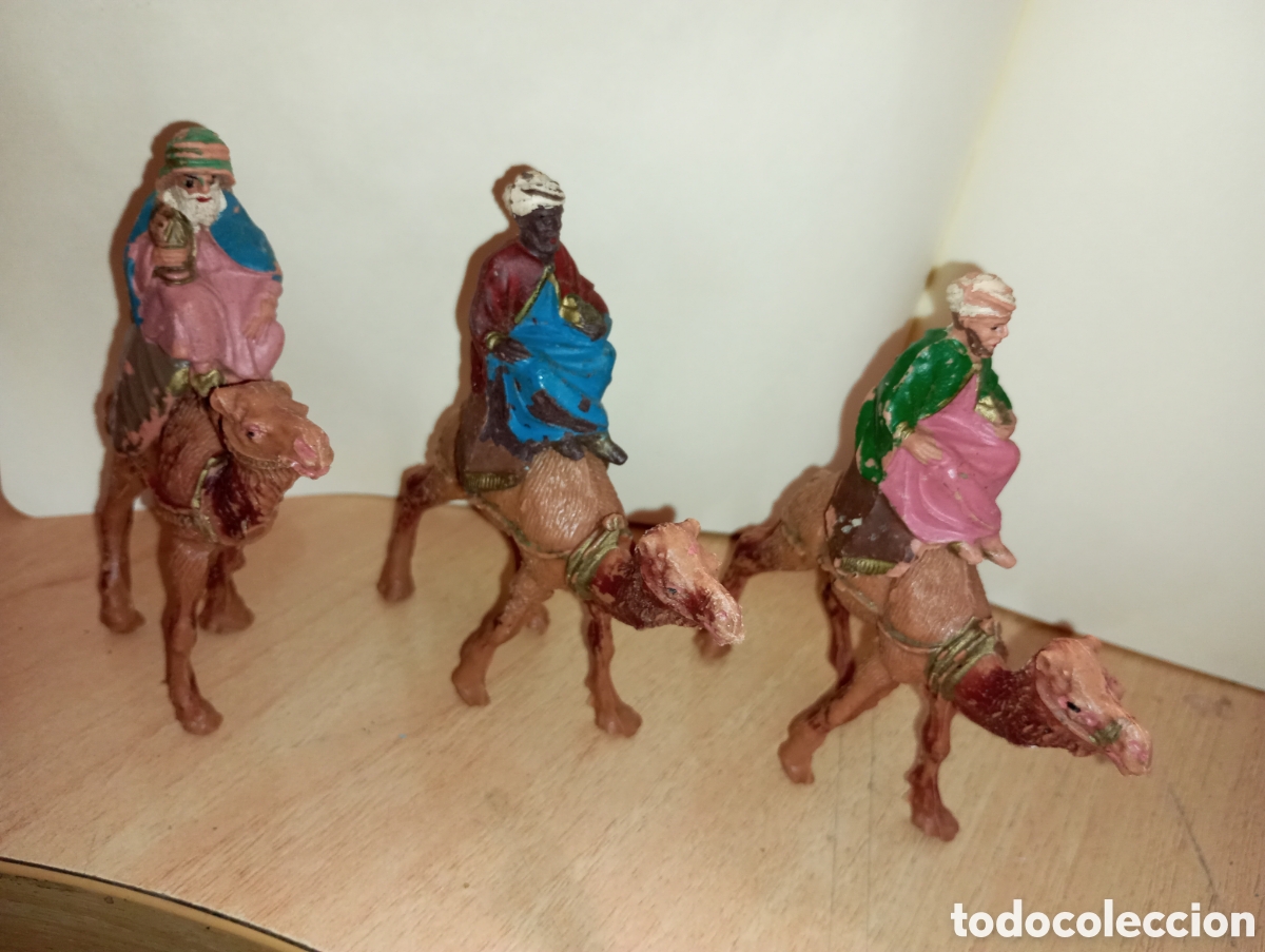 Figuras de Bel&eacute;n: 3 figuras de bel&eacute;n reyes magos pl&aacute;stico duro a&ntilde;os 60-70 miden 10.50 cms de altura