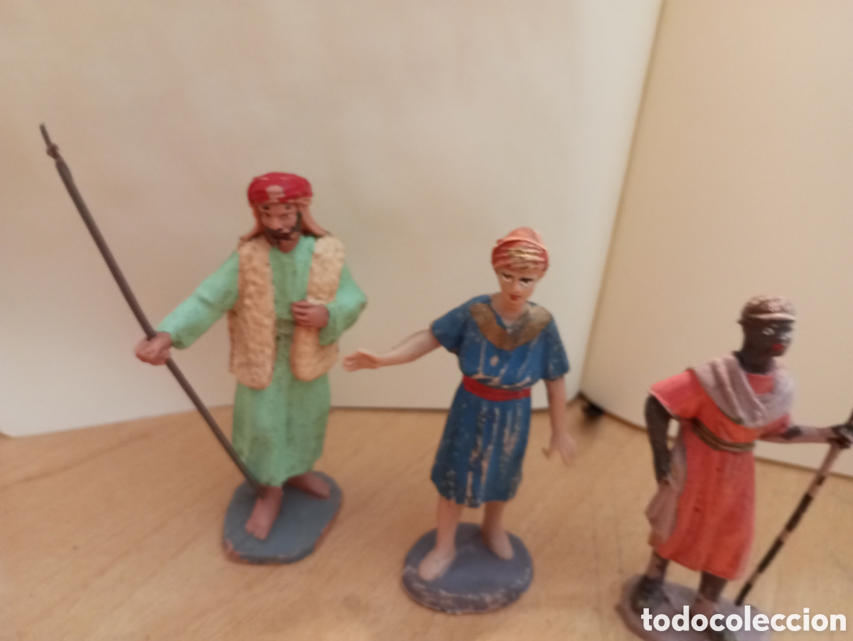 Figuras de Bel&eacute;n: 3figuras de bel&eacute;n pajes de los Reyes magos pl&aacute;stico duro a&ntilde;os 60-70,9 y10 cms de altura