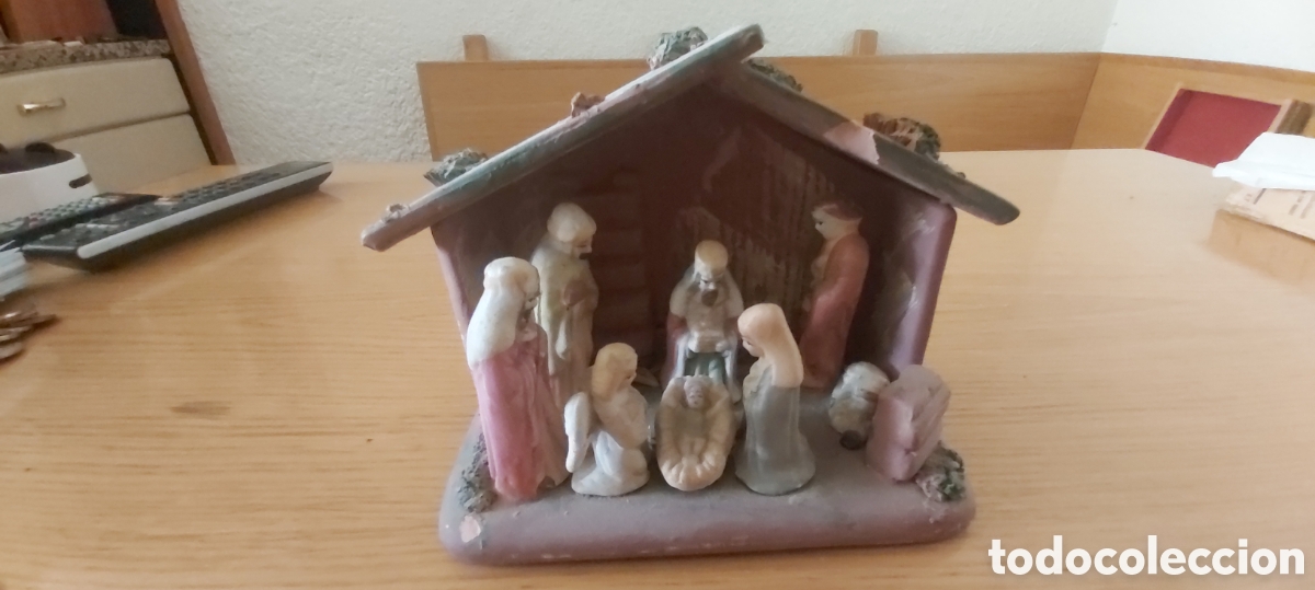 Figuras de Bel&eacute;n: Bel&eacute;n de cer&agrave;mica pintado a mano con figuras de biscuit 16x23x9 cm circa 1970