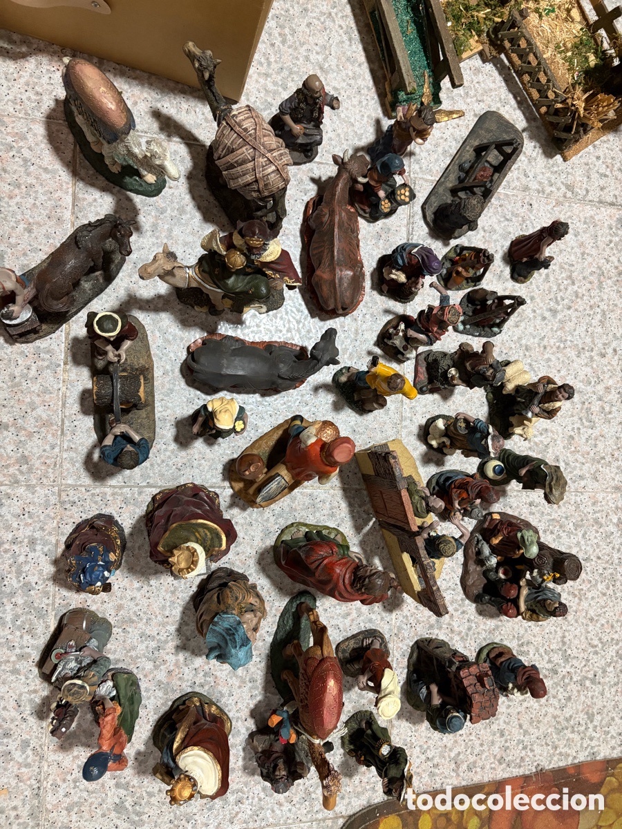 Figuras de Bel&eacute;n: Antiguo Bel&eacute;n de figuras de resina (pesadas) con accesorios