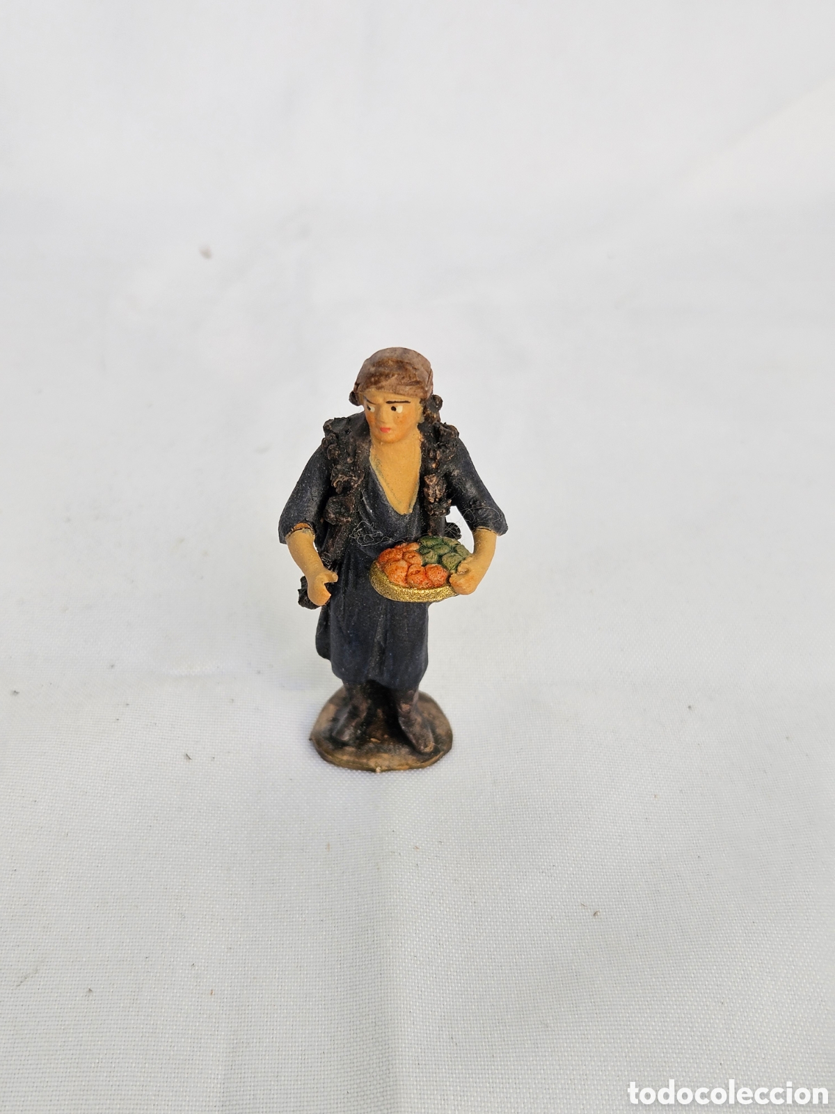 Figuras de Bel&eacute;n: FIGURA BELEN BARRO. PASTORA CON FRUTA